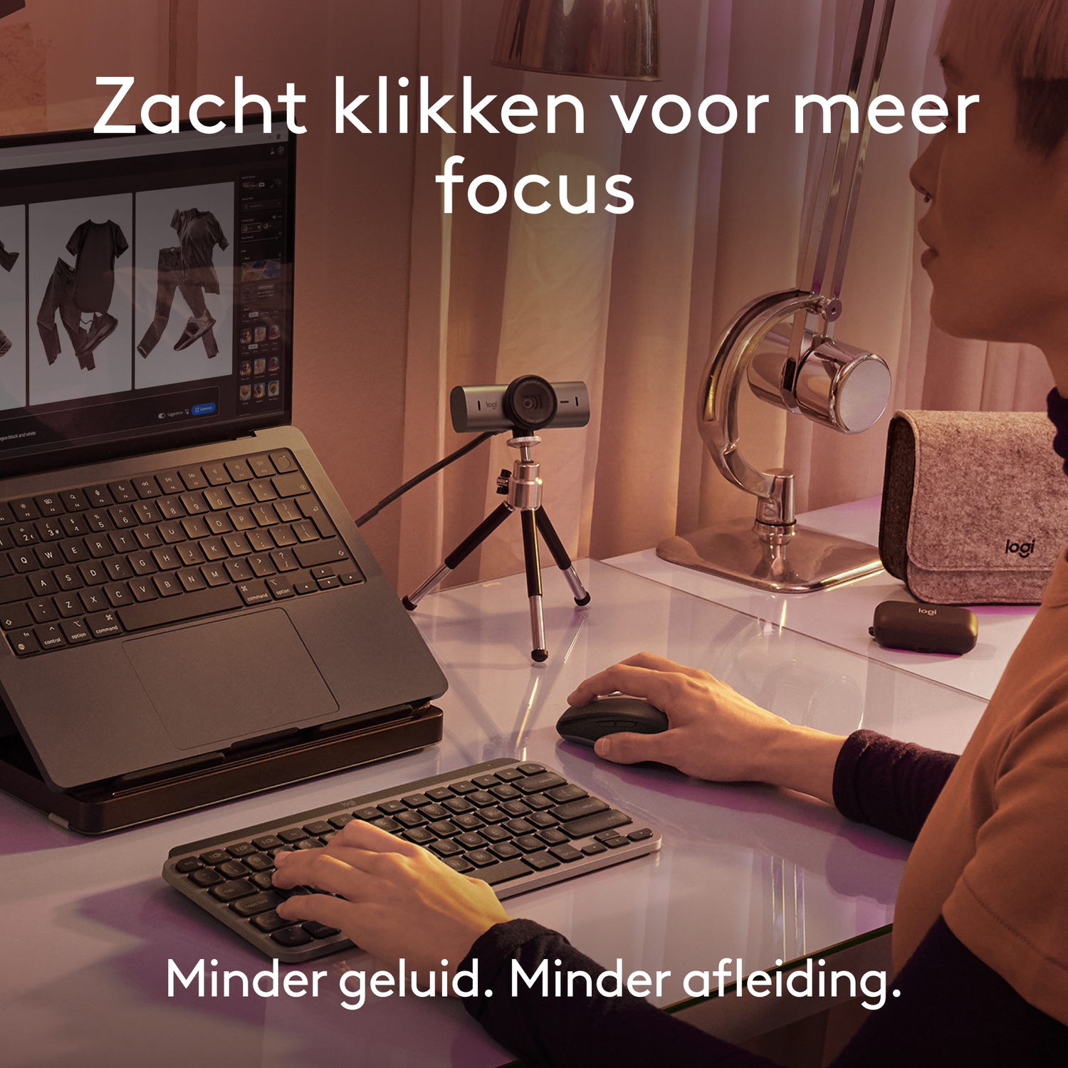 Person using a laptop, keyboard, mouse, and webcam on a desk, with text in Dutch.