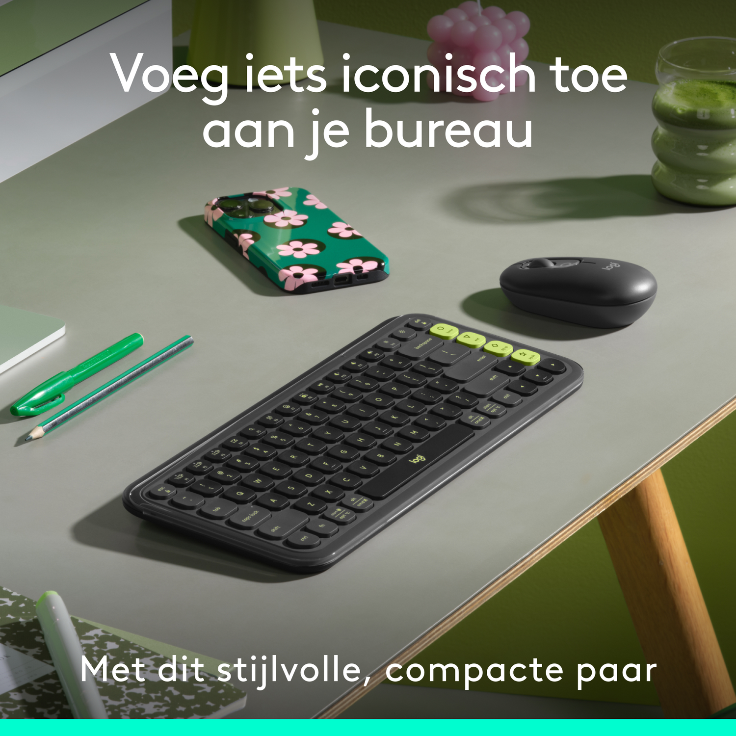 Toetsenbord en muis op een bureau. Een telefoonhoesje en pen zijn zichtbaar. Tekst is in het Nederlands.