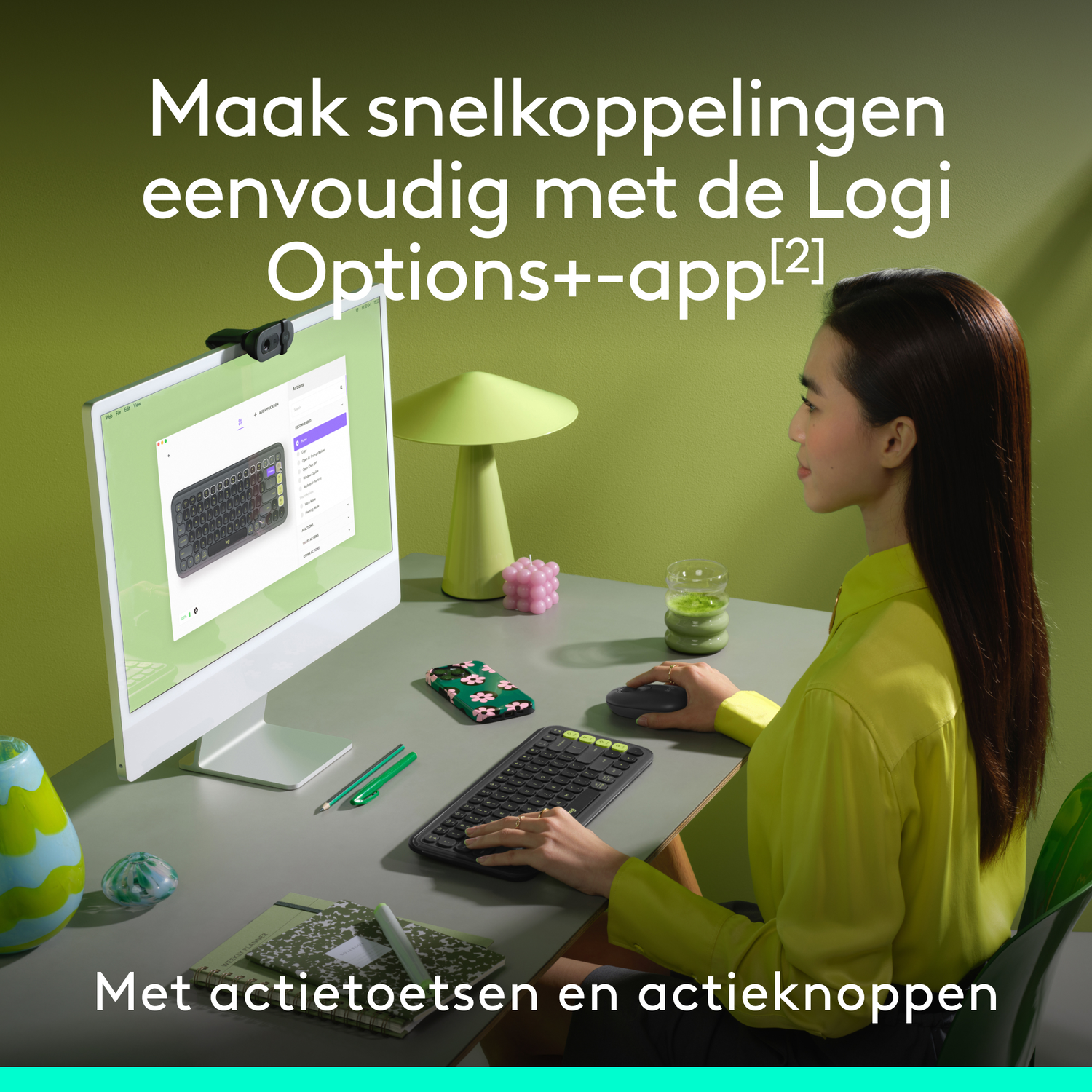 Een vrouw die een toetsenbord en monitor gebruikt, met tekst over het maken van snelkoppelingen.