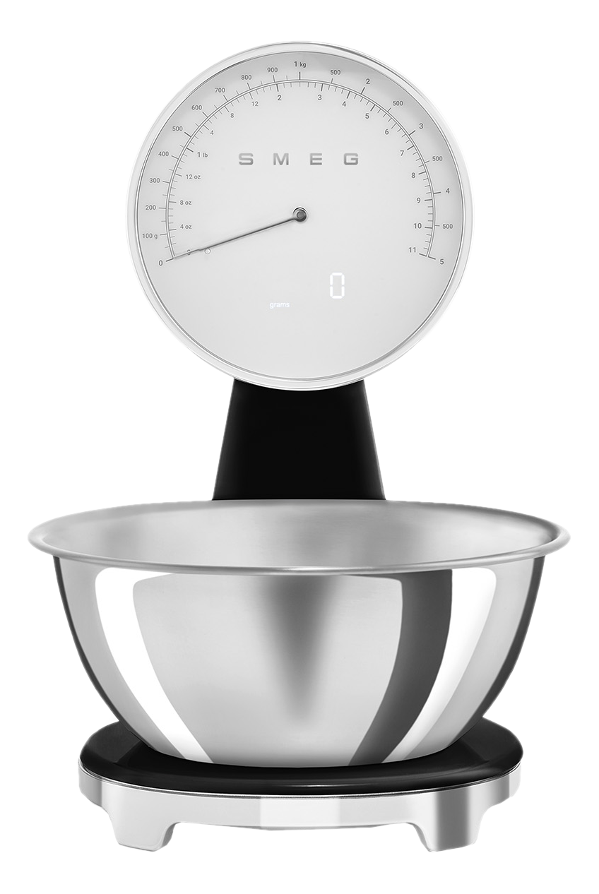Weiße und schwarze Smeg Küchenwaage mit Edelstahl-Schüssel auf schwarzem Sockel.