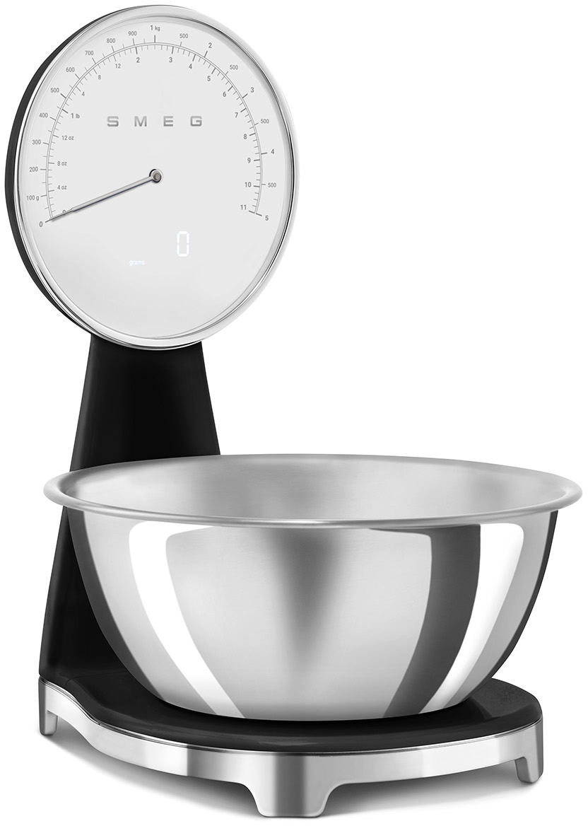 Eine schwarz-weiße Küchenwaage von Smeg mit einer Schüssel darauf. Die Waage zeigt das Gewicht an.