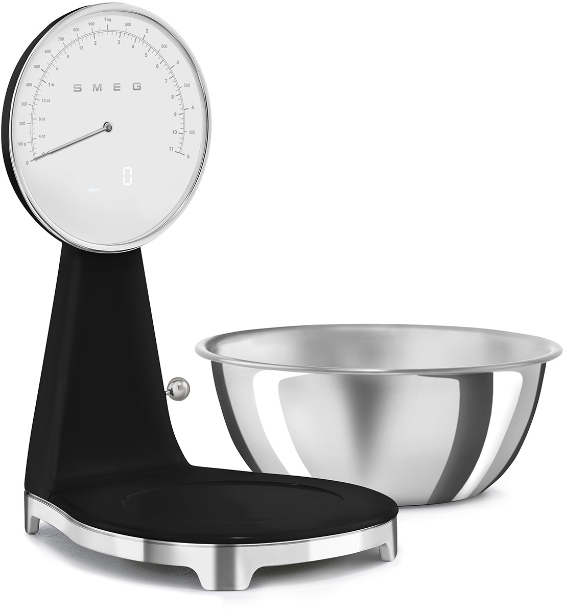 Eine schwarz-weiße Smeg-Waage steht mit einer Edelstahlschüssel da.