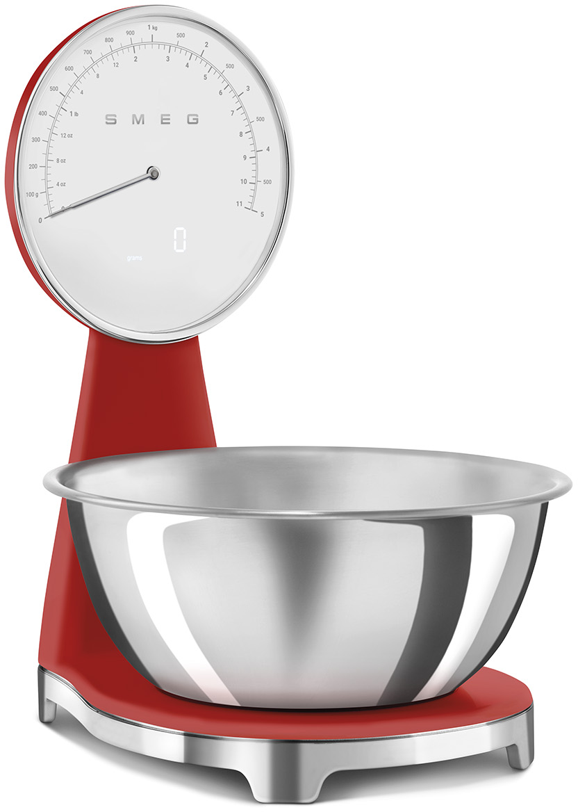 Rote SMEG-Küchenwaage mit Schüssel. Die Anzeige zeigt 0. Der Hintergrund ist weiß.