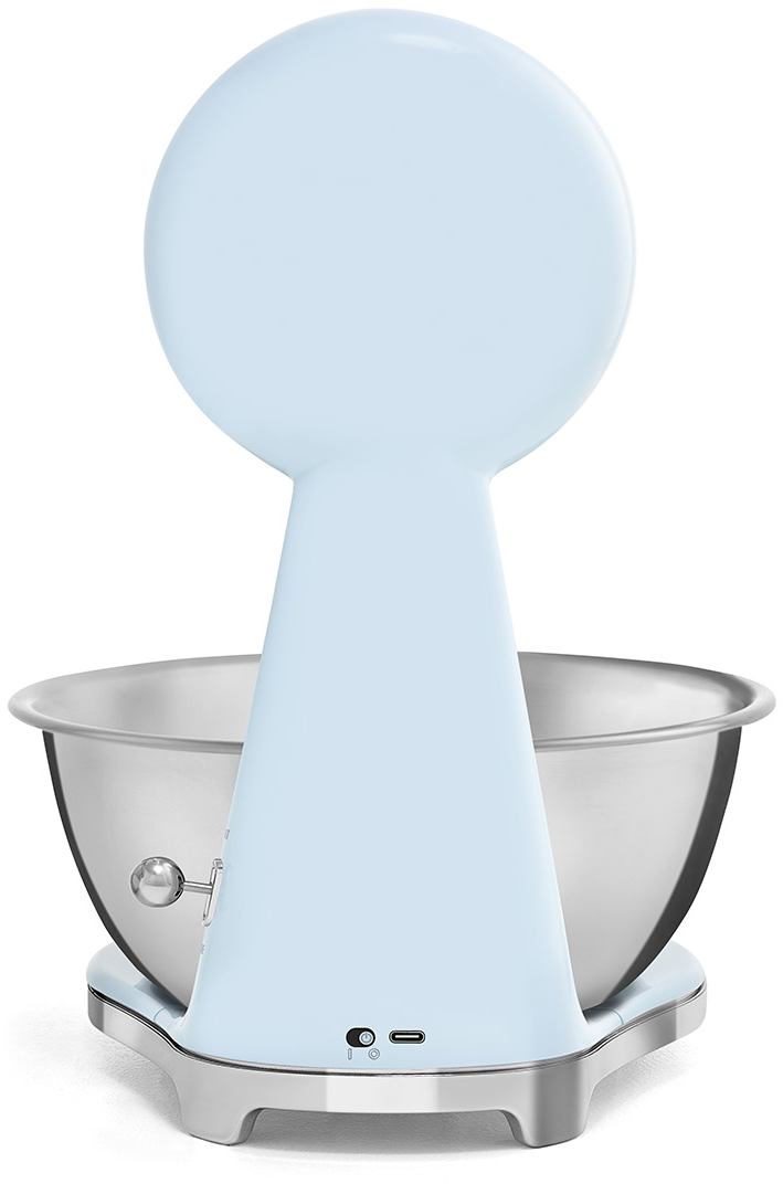 Hellblauer Küchenmixer mit Edelstahl-Rührschüssel, Rückansicht, auf weißer Oberfläche.