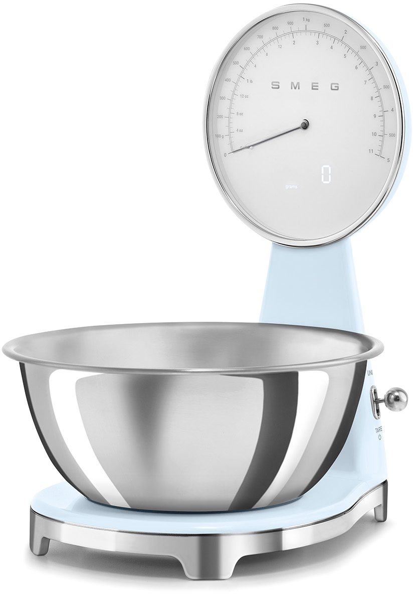 Hellblaue SMEG-Waage mit Schüssel. Waage hat Zifferblatt, Schüssel ist silber.