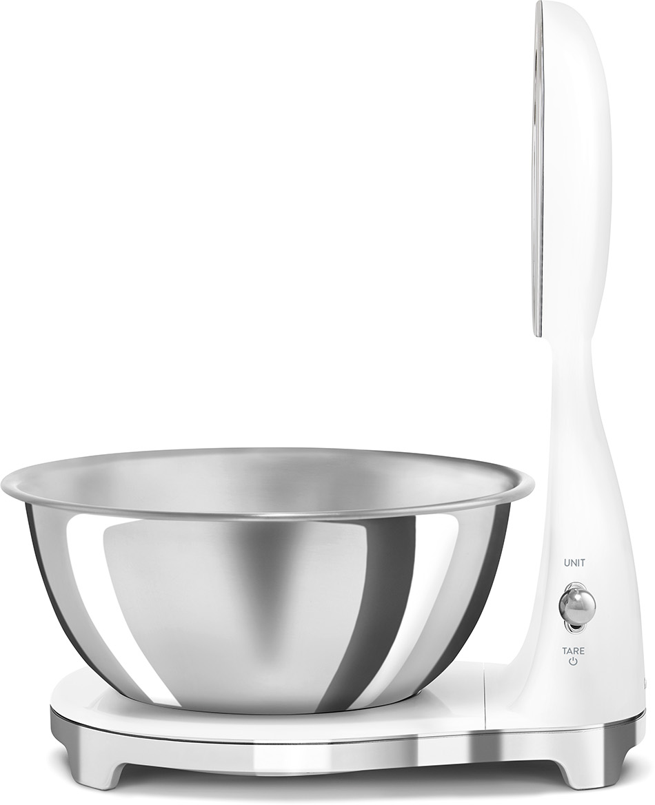Weiße Smeg Küchenwaage mit einer Schüssel.