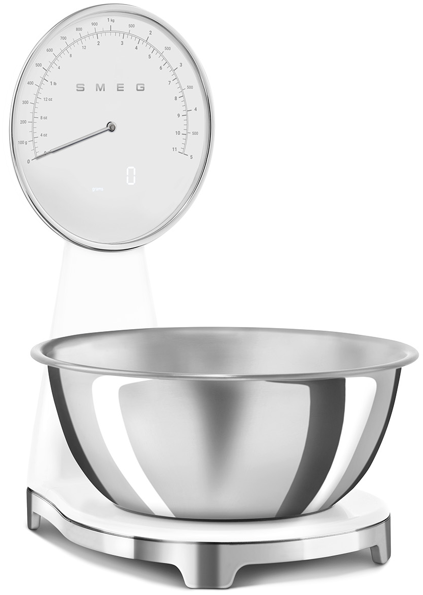 Weiße SMEG-Waage mit Schüssel, Digitalanzeige, weißer Hintergrund.