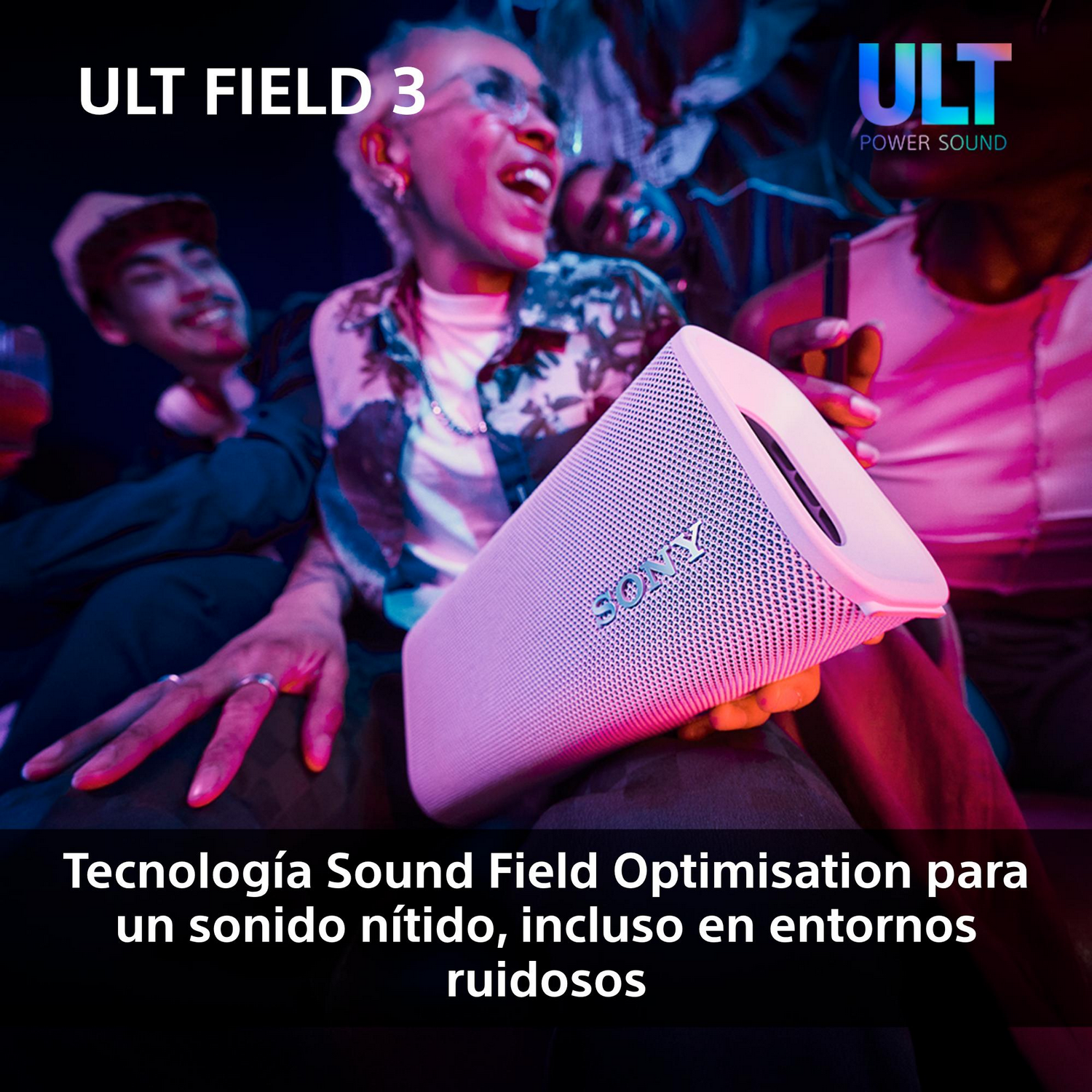 Gente alrededor de un altavoz Sony rosa, con texto superpuesto en español sobre optimización de sonido.