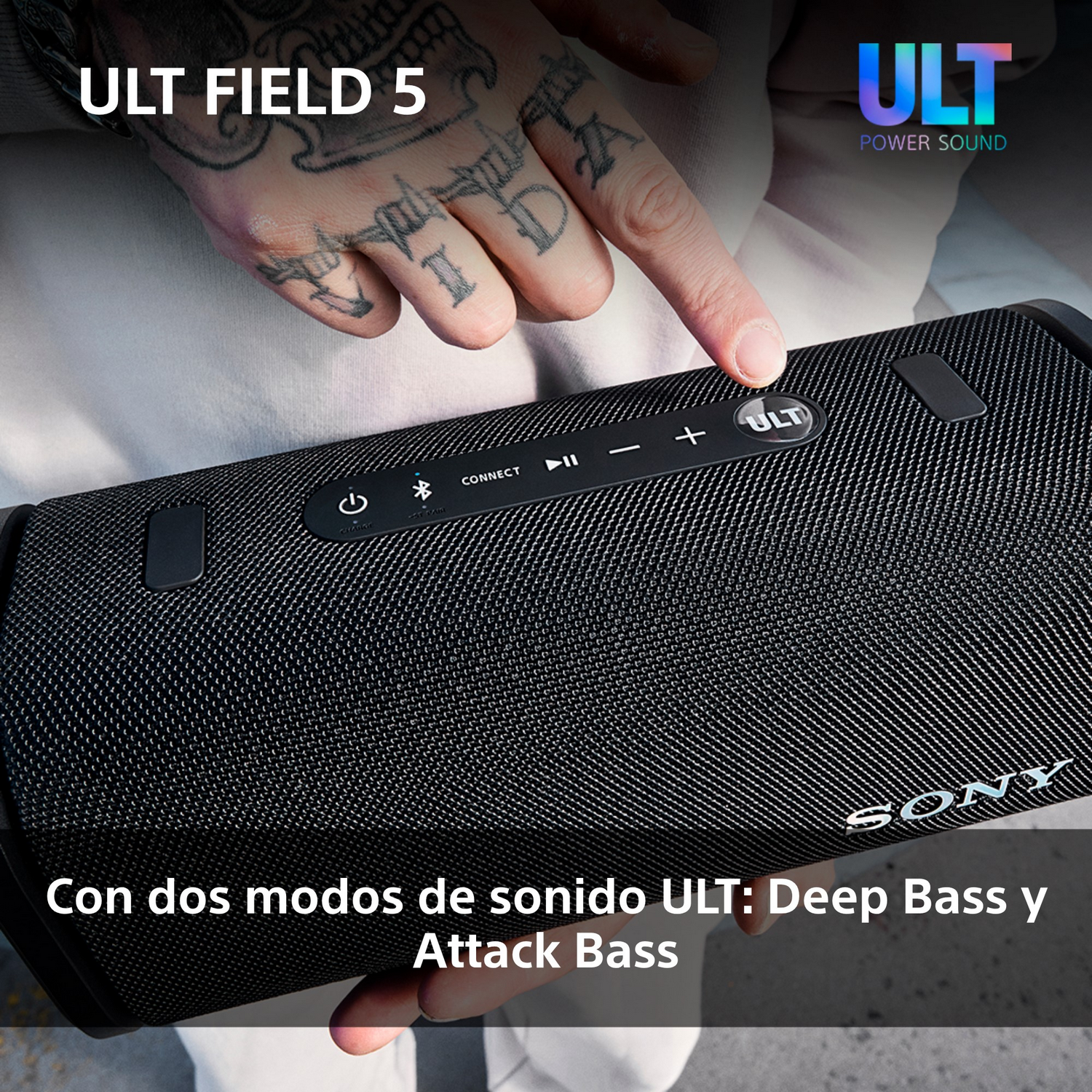 Altavoz Sony ULT FIELD 5 negro, un dedo presiona un botón. Texto en la parte inferior.