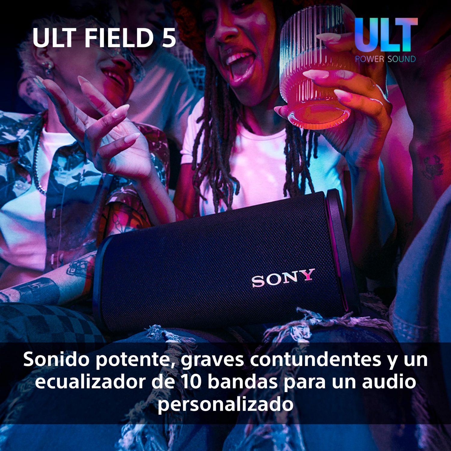 Gente y un altavoz. El altavoz es negro y tiene la marca Sony.