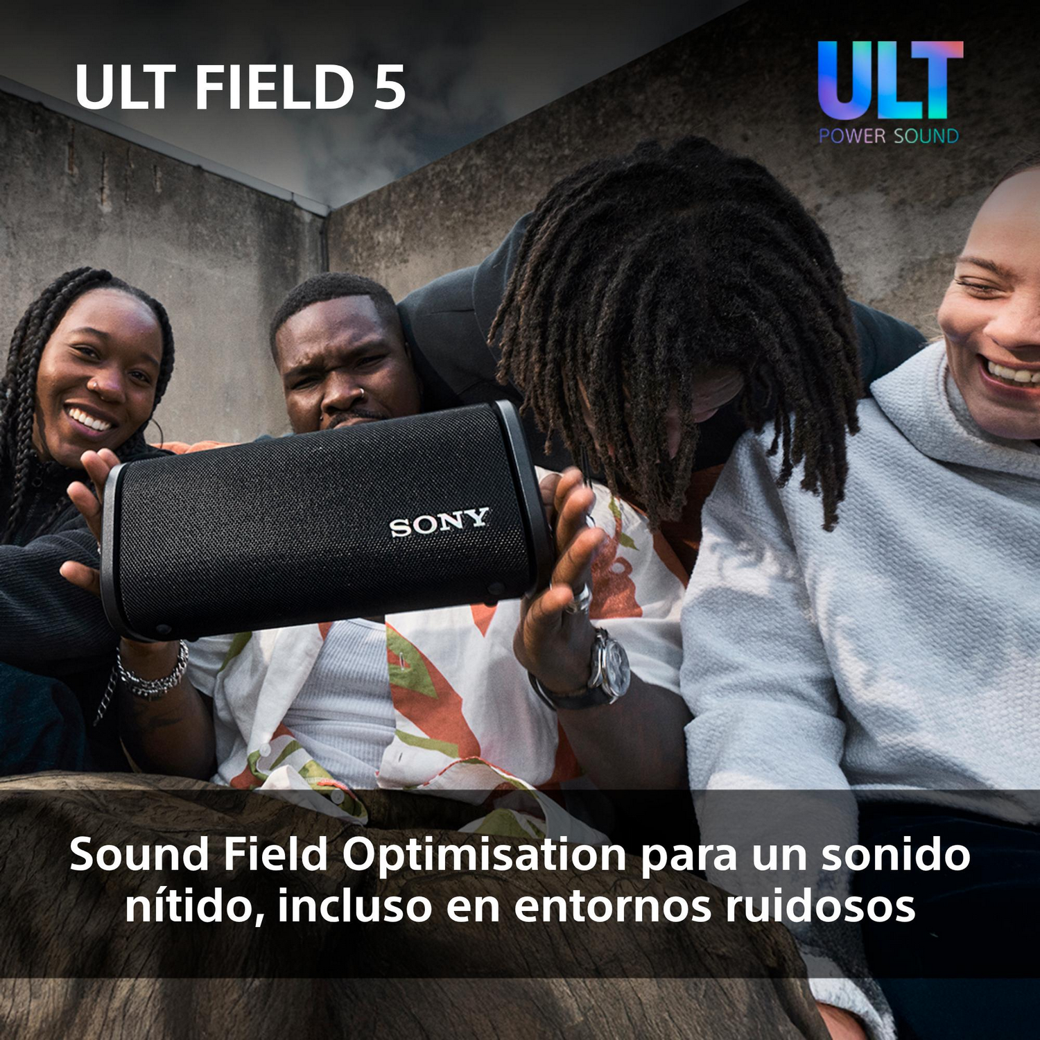 Cuatro personas con un altavoz negro. El texto dice "Optimización del campo de sonido para un sonido claro".