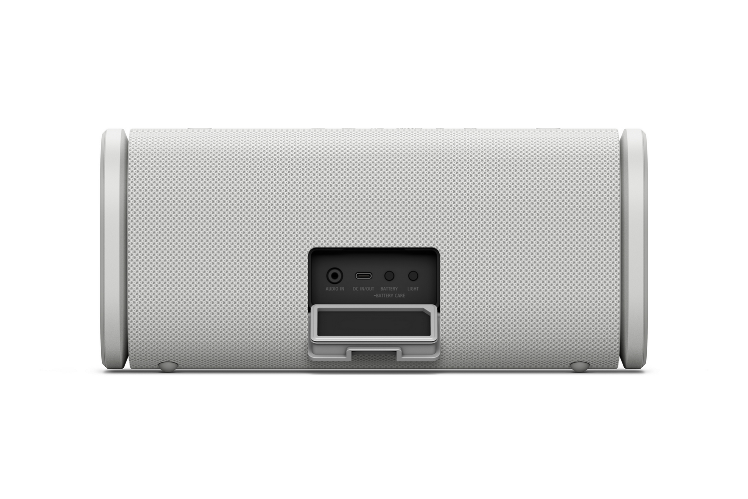 Un altavoz blanco, el panel trasero es visible con varios puertos y una cubierta para puertos.