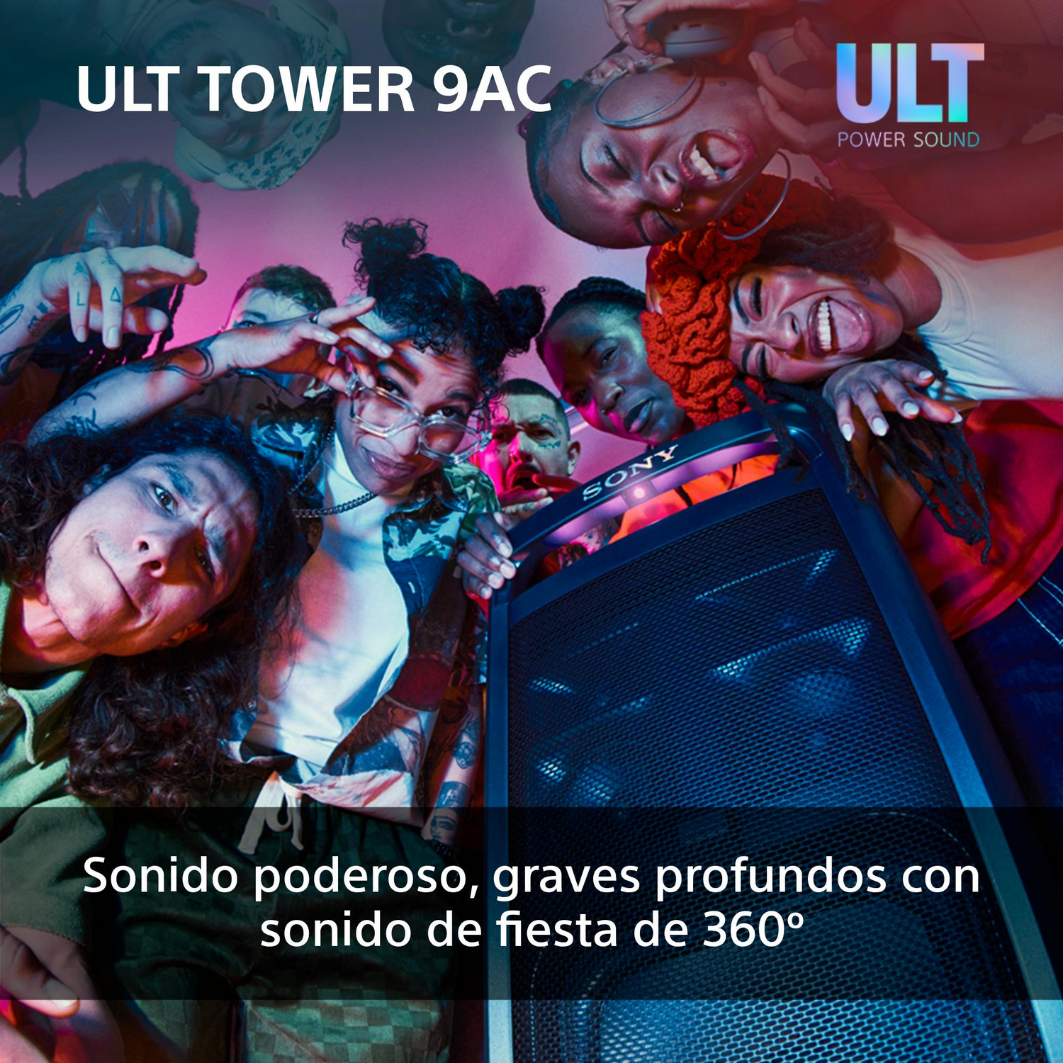 Grupo de personas alrededor de un altavoz. Altavoz negro con logo Sony. Sonríen y miran a la cámara.