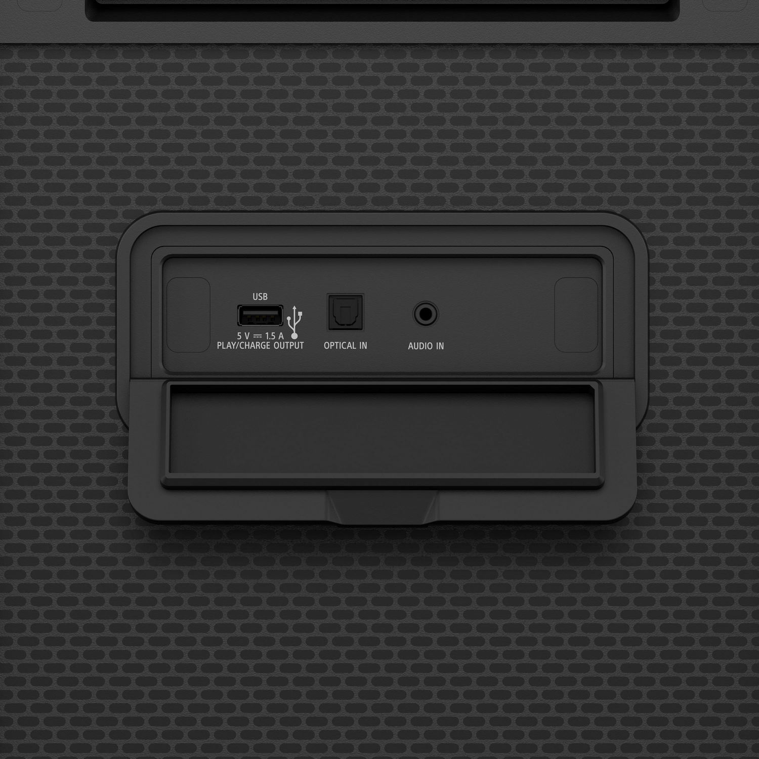 Primer plano de puertos de altavoz. Incluye USB, entrada óptica y entrada de audio.