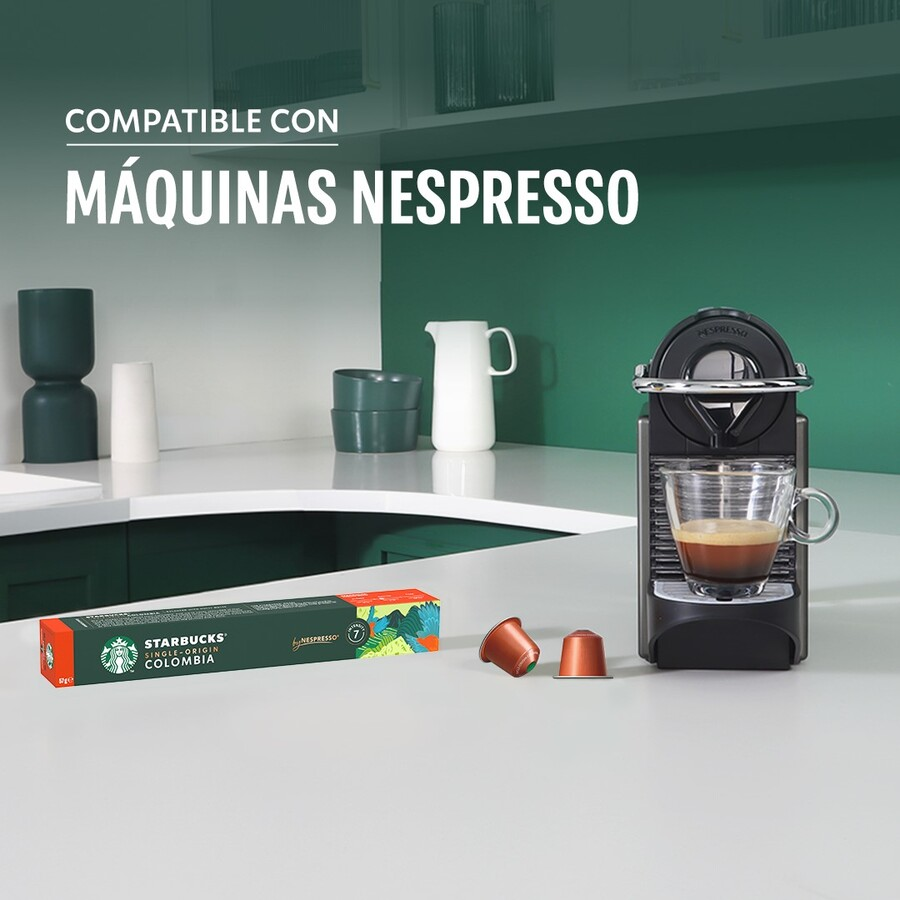 Una cafetera Nespresso con cápsulas de café Starbucks y una taza de café.