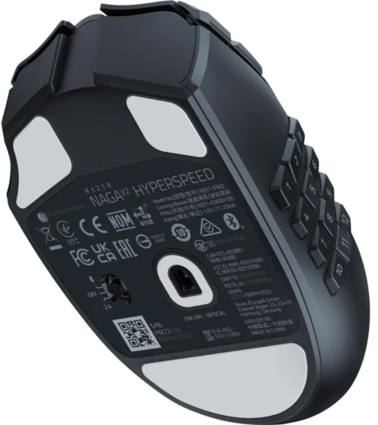 Czarna mysz gamingowa Razer z wieloma bocznymi przyciskami, widok od spodu.