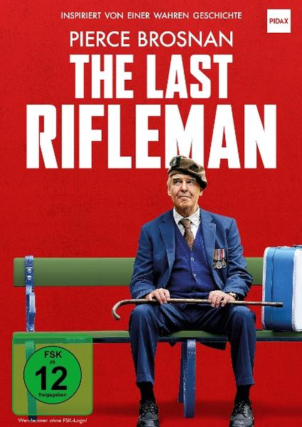 DVD-Cover für 'The Last Rifleman' mit Pierce Brosnan auf einer Bank, mit Hut und Mantel.