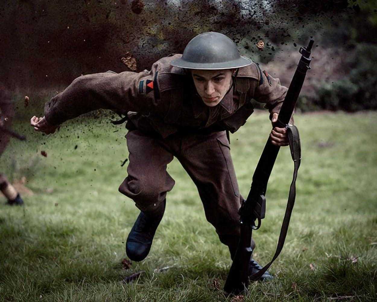 Ein Soldat in Uniform rennt mit einem Gewehr durch ein grünes Feld.
