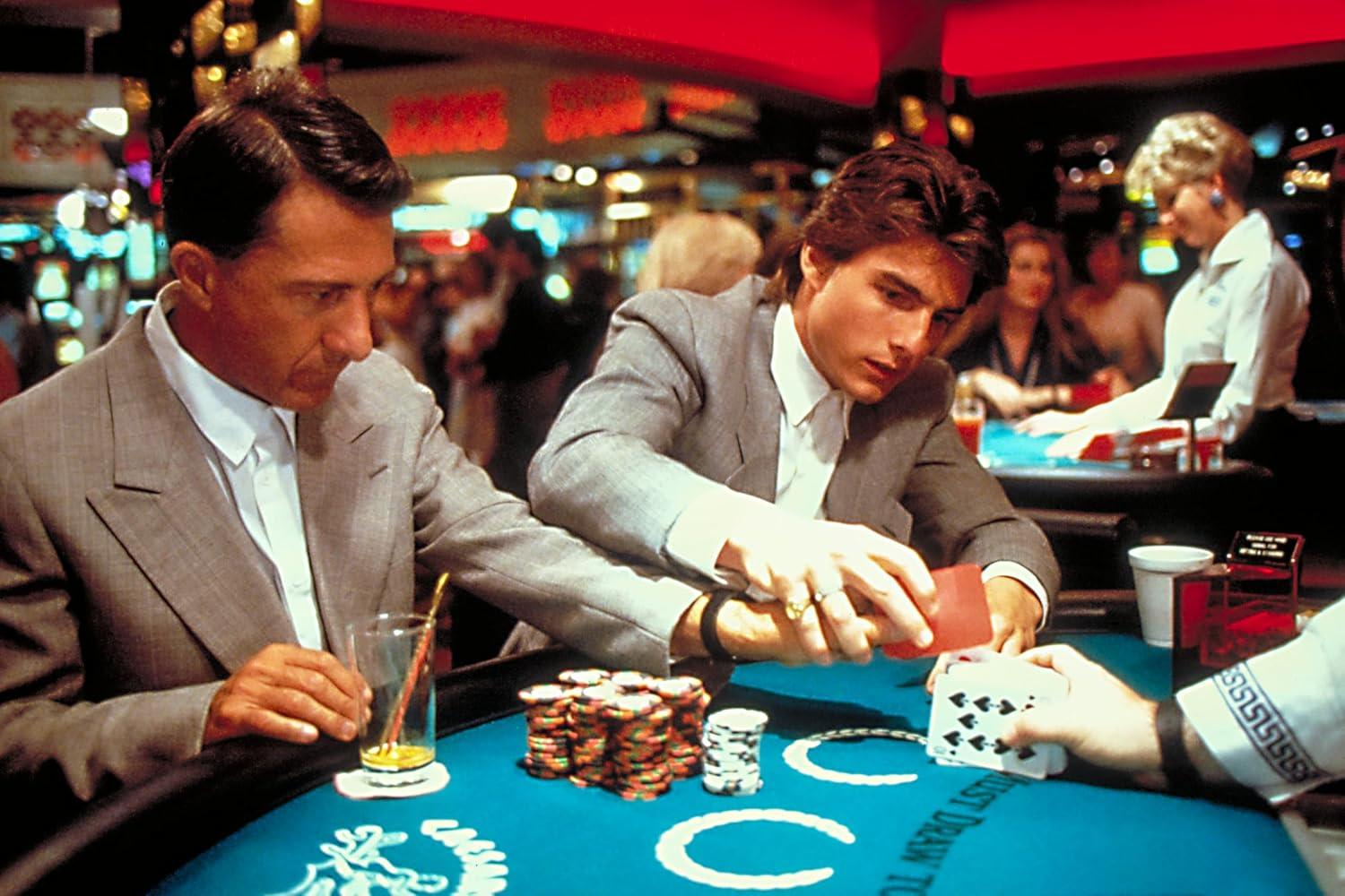 Zwei Männer spielen Poker an einem Tisch in einem Casino, Karten und Chips sichtbar.