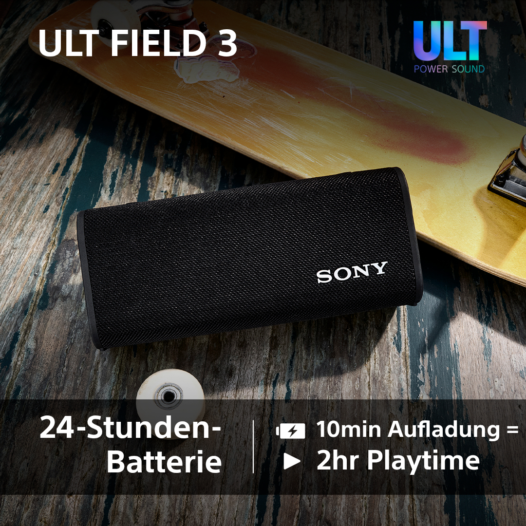 Schwarzer Lautsprecher auf Holz. Skateboard und Rad sind auch vorhanden. Text sagt '24hr Battery' und Info.