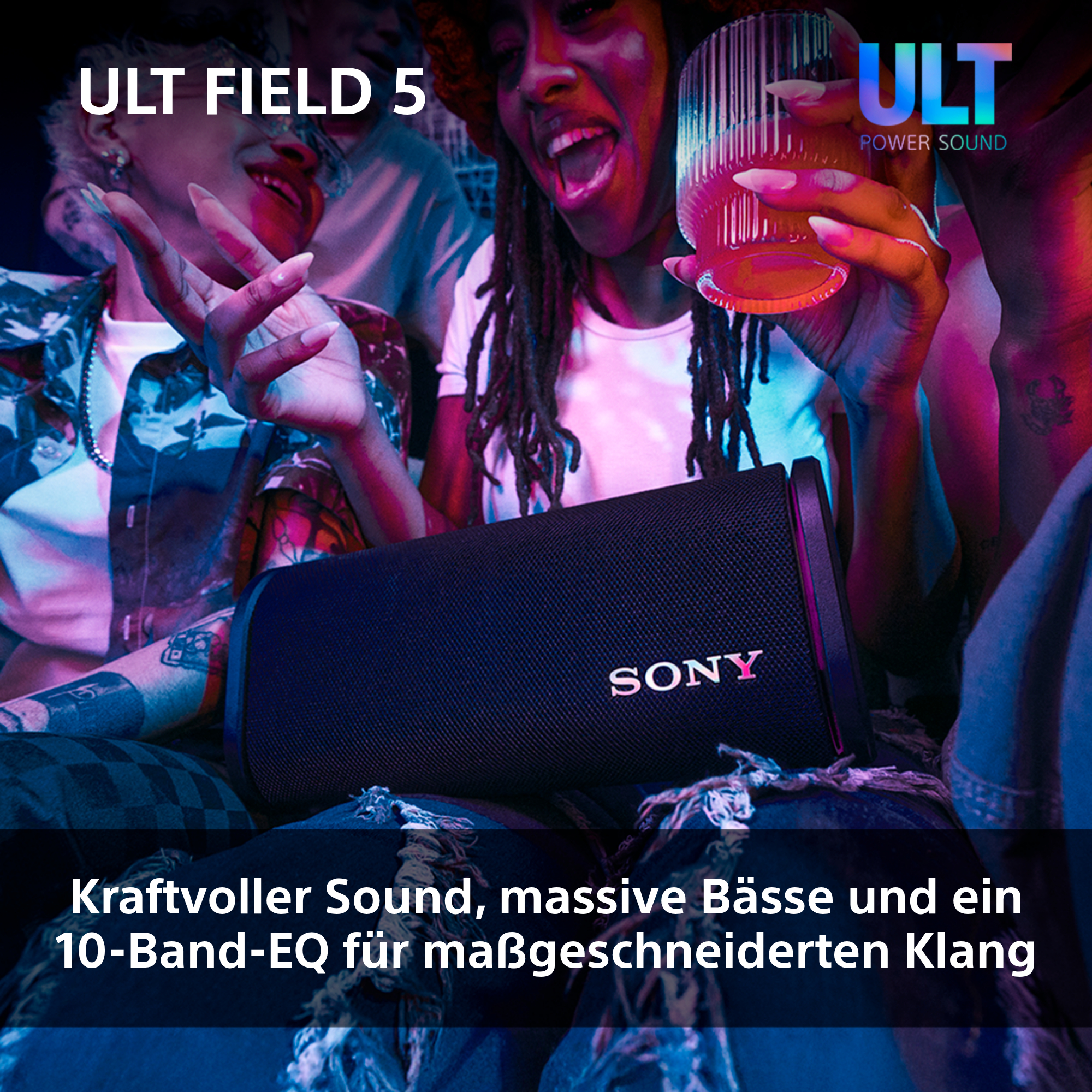 Schwarzer Sony-Lautsprecher mit Personen im Hintergrund. Der Lautsprecher hat ein schwarzes Netz.
