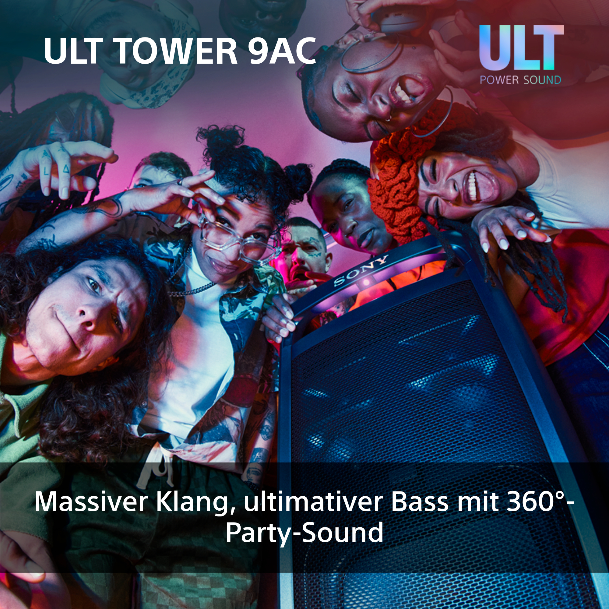 Eine Gruppe von Menschen um einen Turmlautsprecher. Der Lautsprecher hat ein schwarzes Gitter und das ULT-Logo.