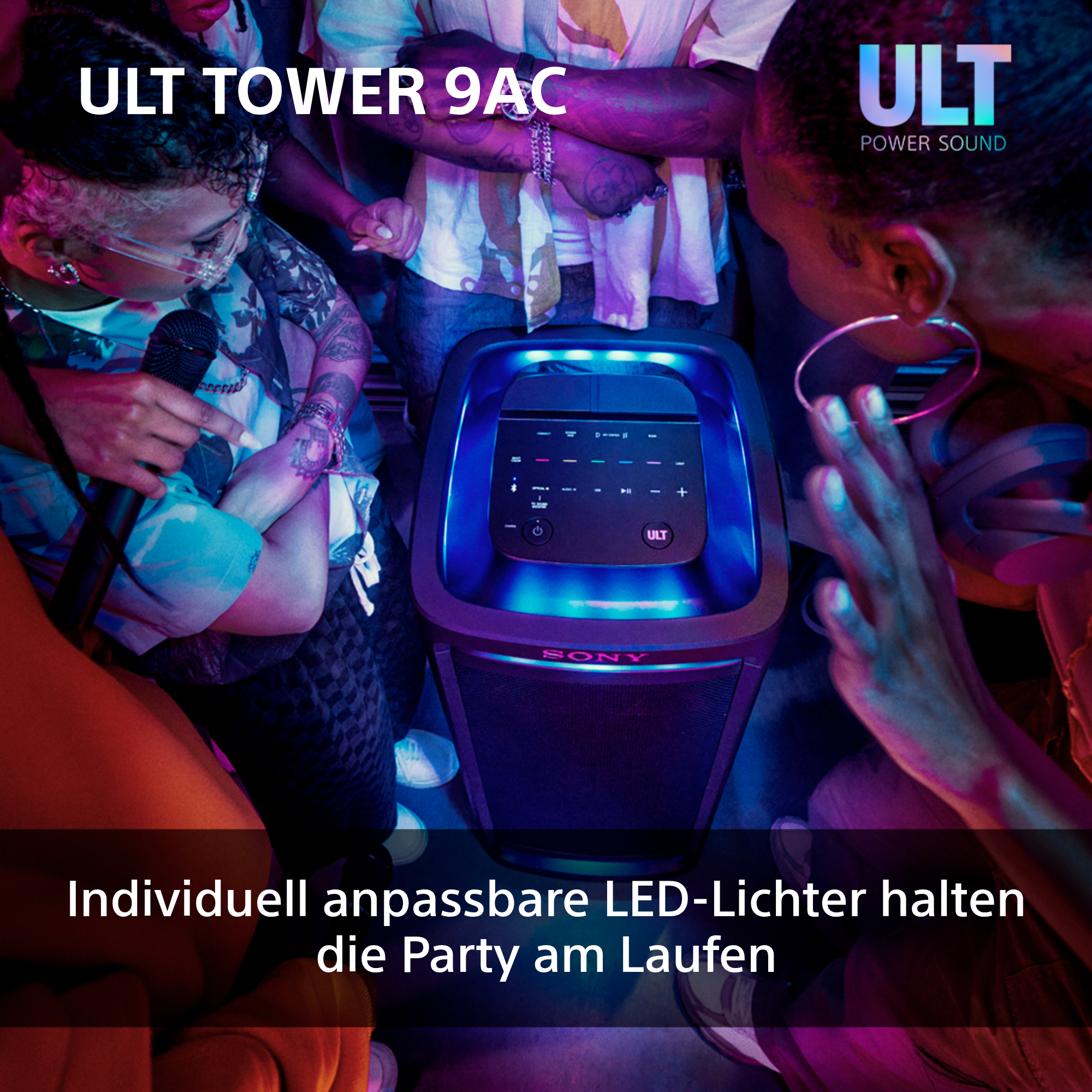 Eine Partyszene mit Lautsprecher, Leuten und bunten LED-Lichtern, die ein Produkt bewerben.