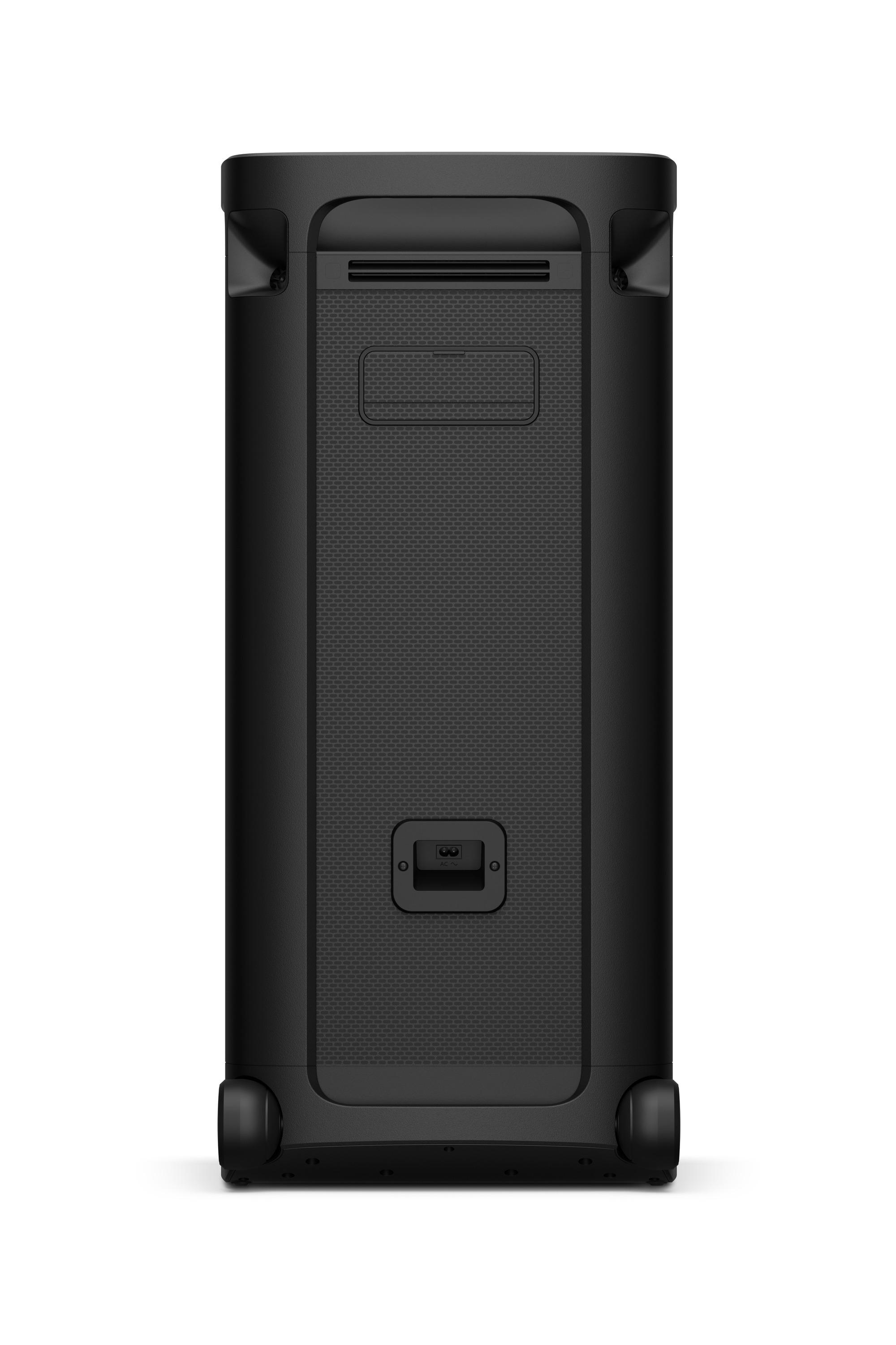 Ein schwarzer Lautsprecher mit strukturierter Rückseite, Rädern und Stromanschluss.
