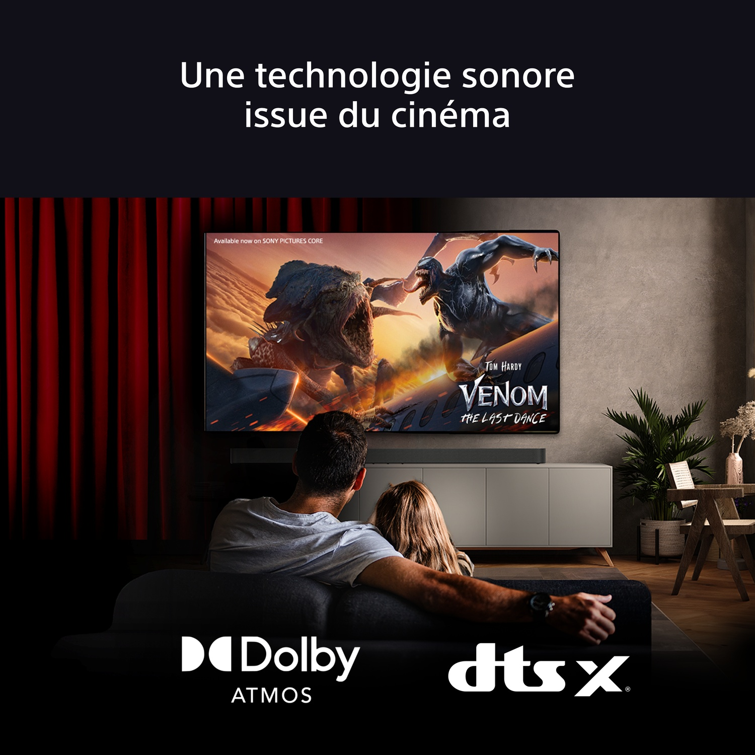 Famille regardant un film sur une grande télévision, avec le texte 'Venom: The Last Dance'.