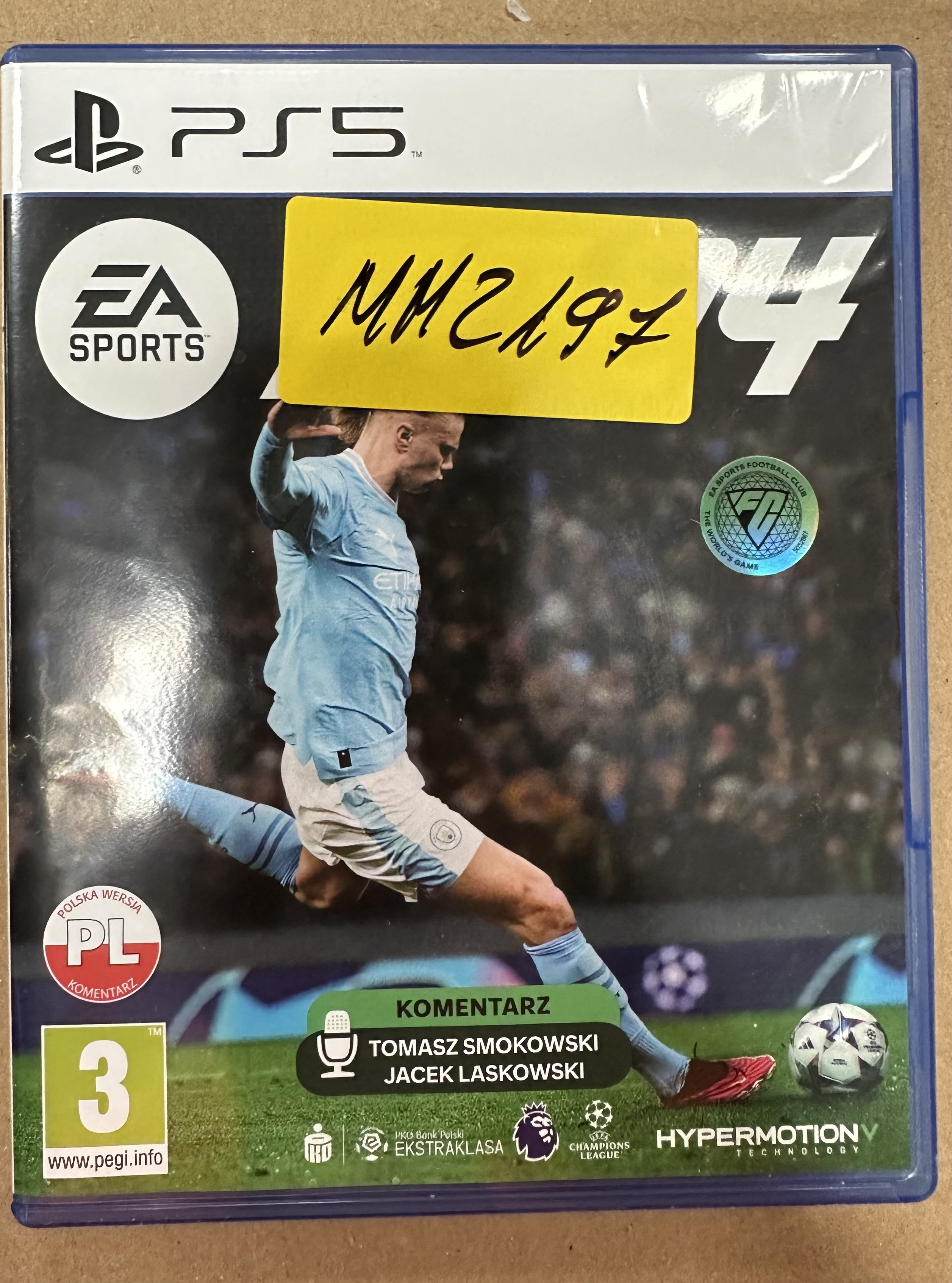 Gra FIFA 24 na PS5 z wizerunkiem gracza na okładce. Dołączona jest żółta naklejka.
