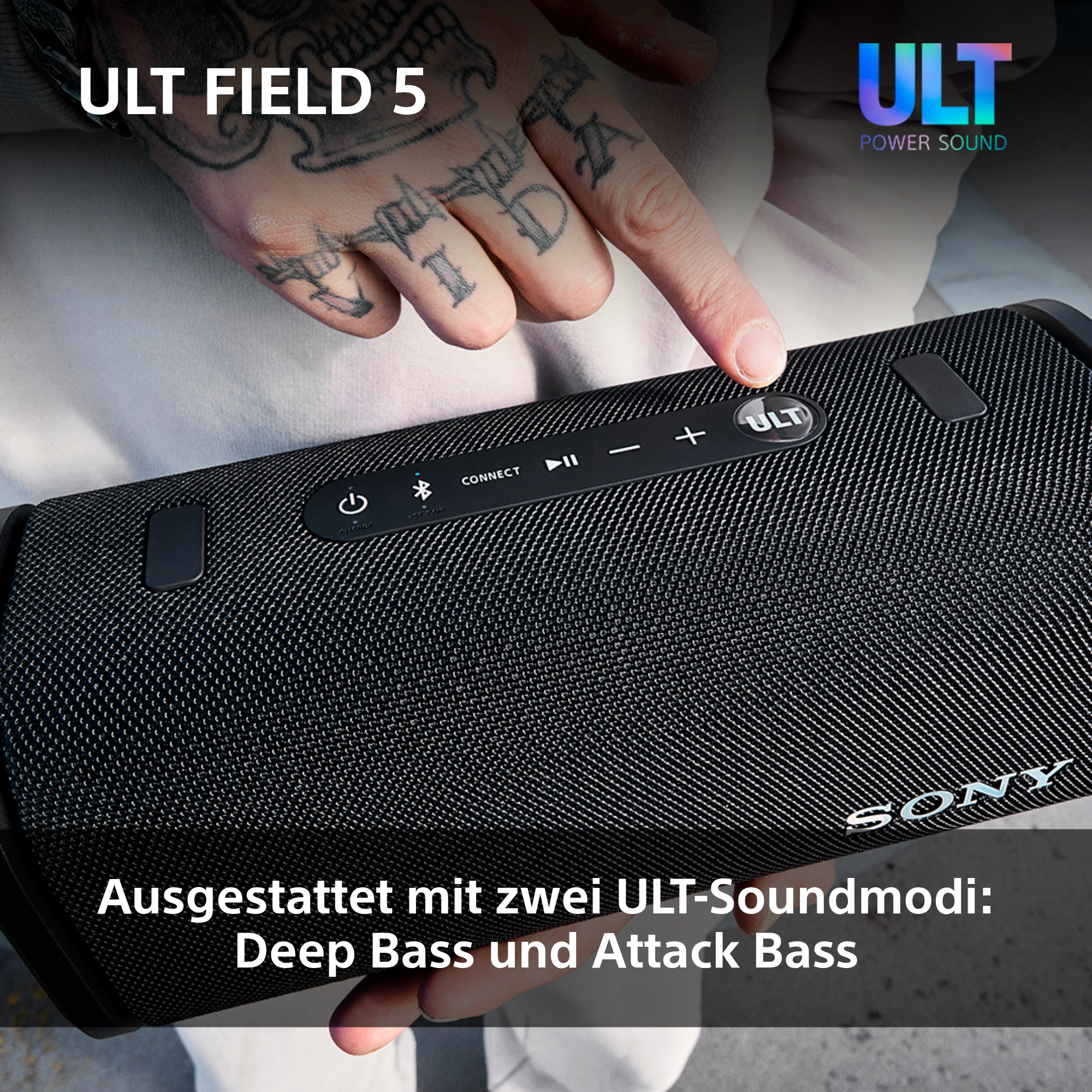 Schwarzer Lautsprecher mit Hand, die einen Knopf drückt. Text: Ausgestattet mit zwei ULT-Soundmodi: Deep Bass und Attack Bass.