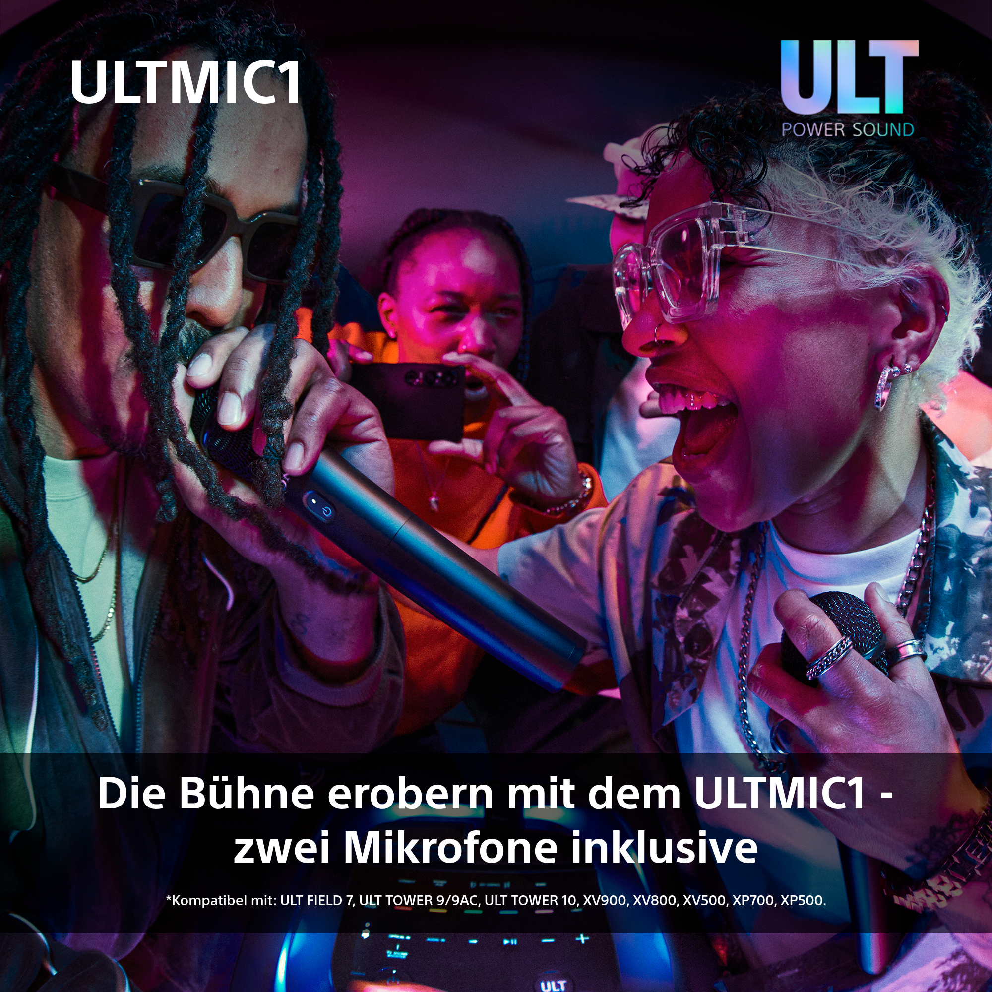 Drei Personen singen mit Mikrofonen vor einem ULT Power Sound-Lautsprechersystem, Nahaufnahme.