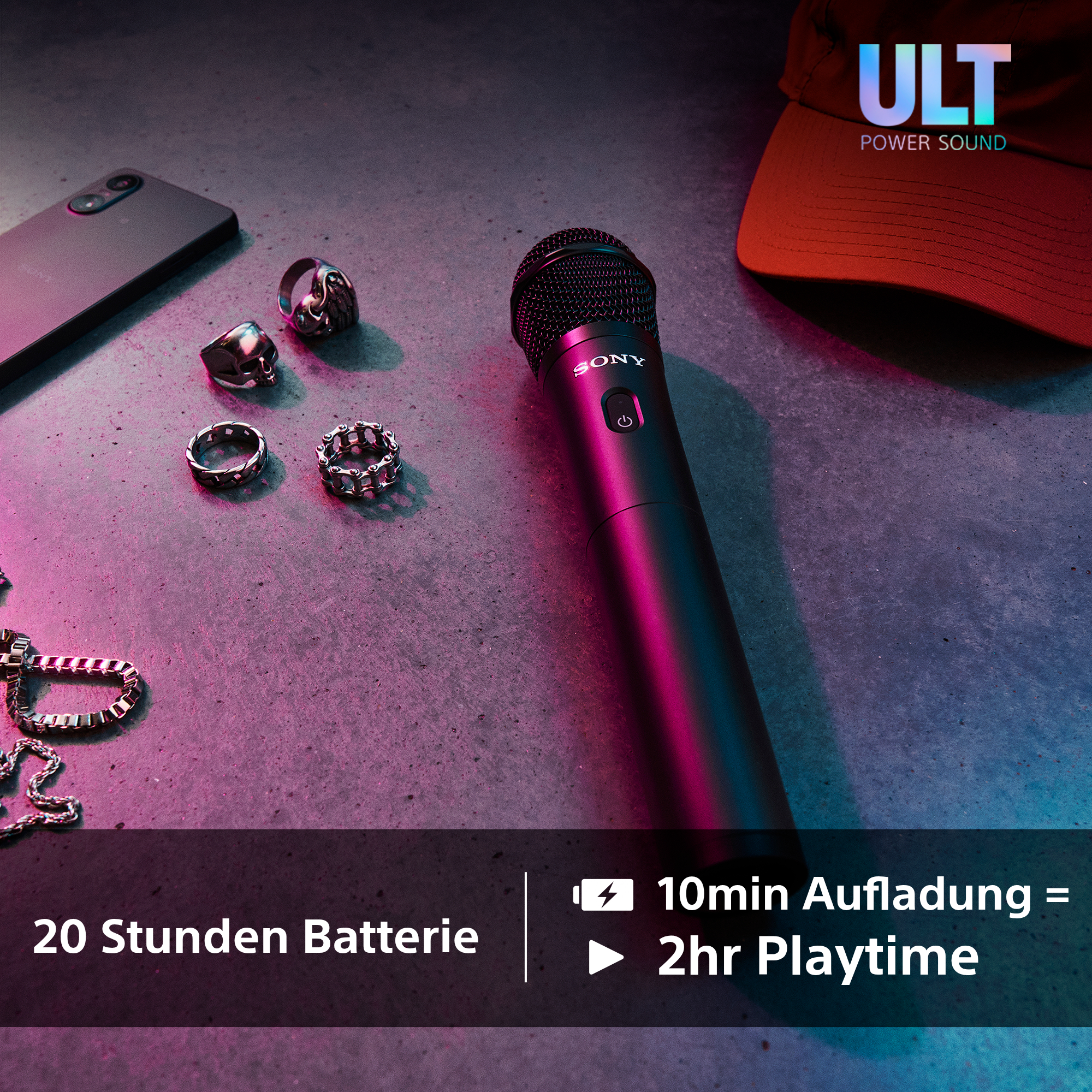 Ein schwarzes Mikrofon mit Ringen, Halskette und Kappe.