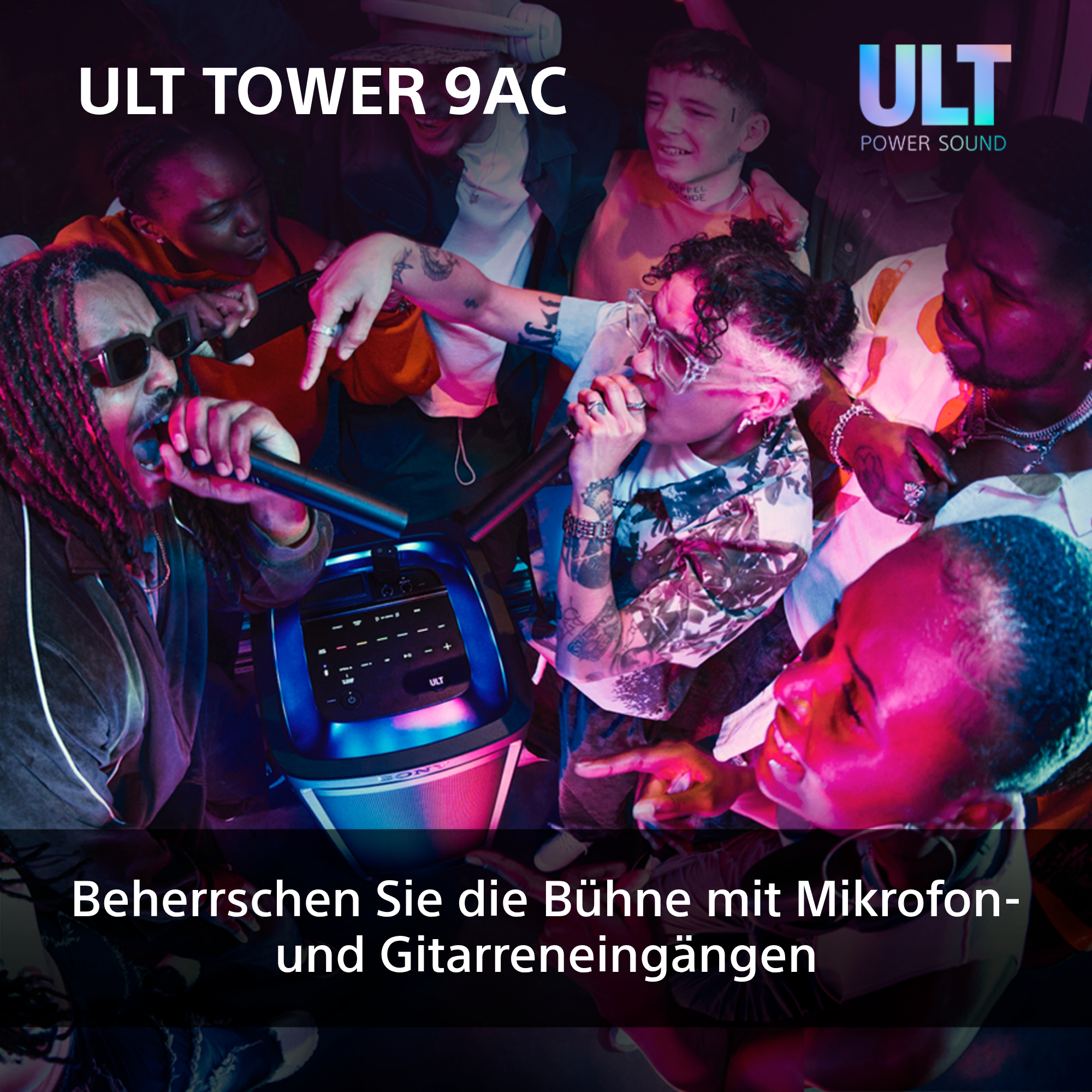Leute auf der Bühne mit einem Lautsprecher, mit deutschem Text über Mikrofon- und Gitarreneingänge.