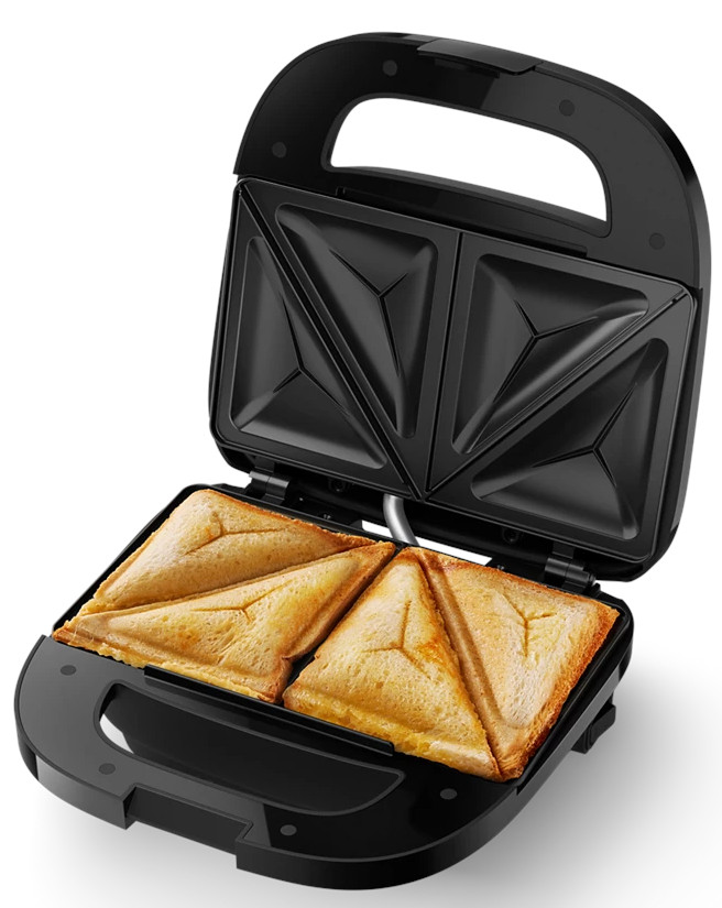 Otwarty czarny opiekacz do kanapek z dwoma tostowanymi kanapkami w środku.
