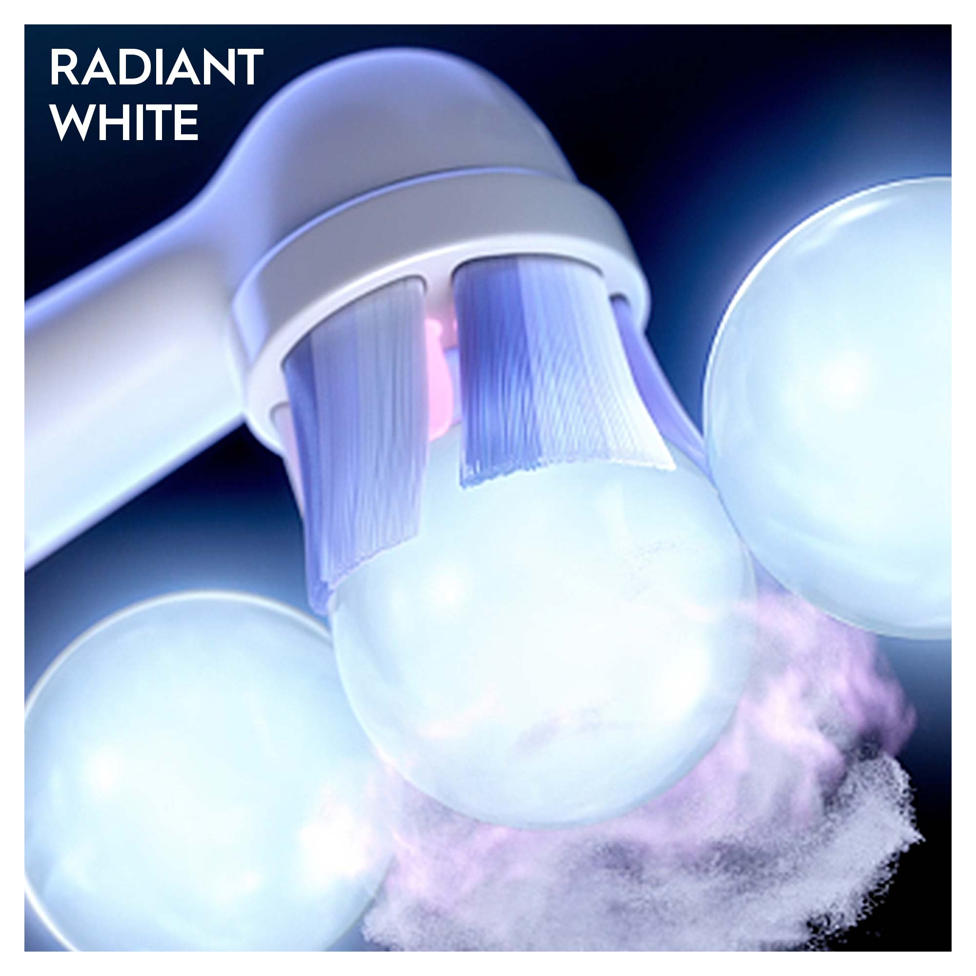 'RADIANT WHITE' etiketi ve kabarcıklarla bir elektrikli diş fırçası başlığının yakın çekimi. Kıllar görünür.