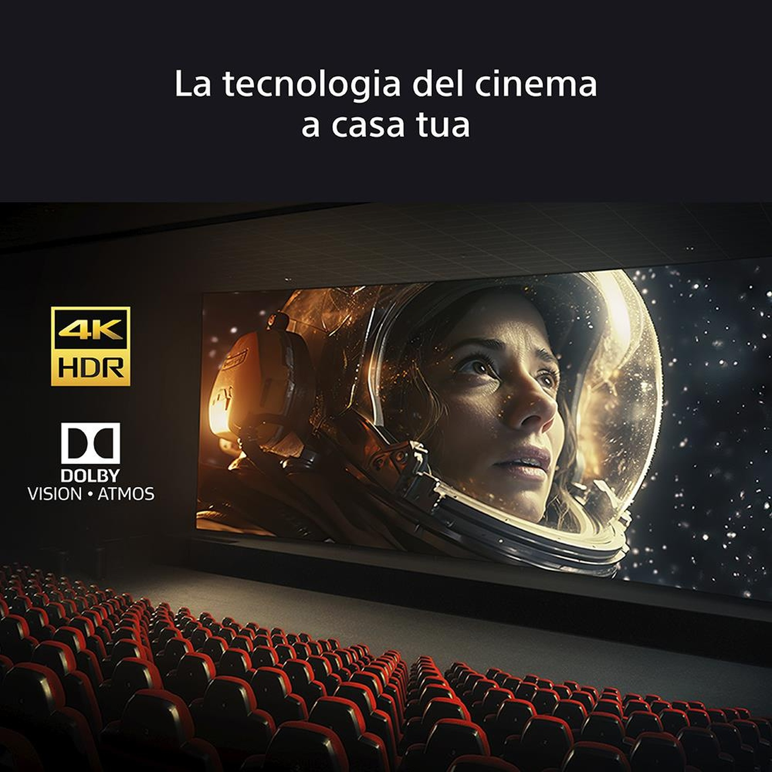 Una donna in tuta spaziale in un cinema che guarda un film su un grande schermo.