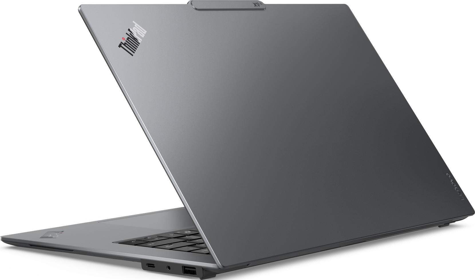 Laptop mit Logo und offenem Display auf schwarzem Grund.