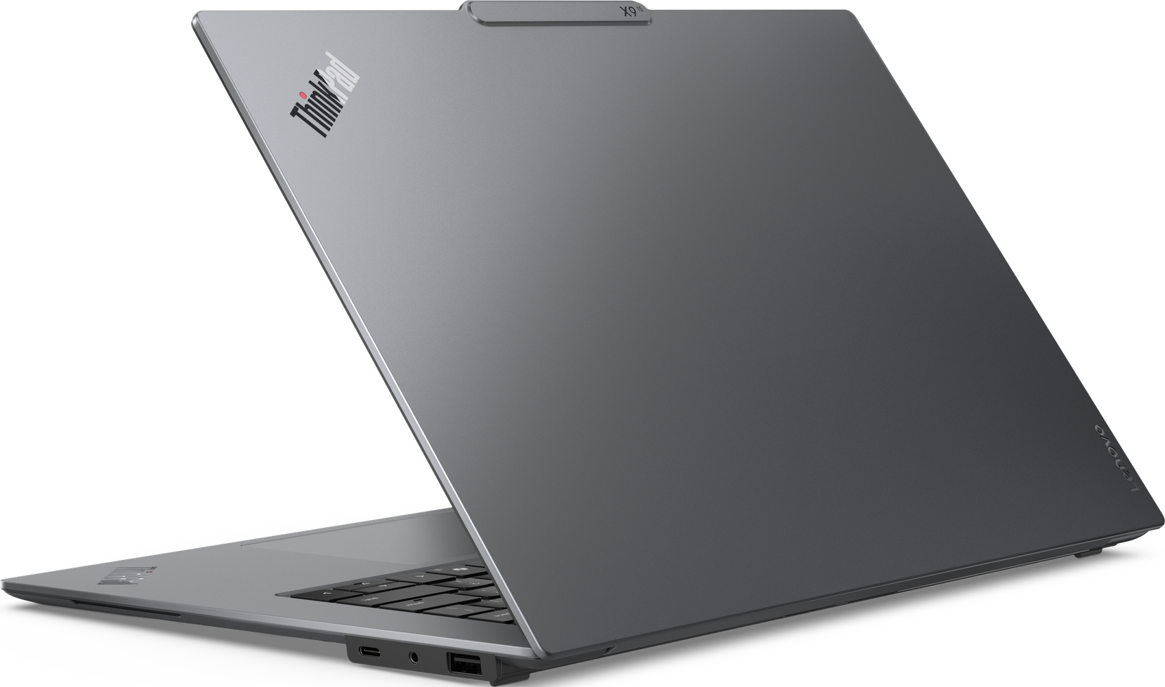 Ein grauer Laptop mit ThinkPad-Logo, der gegen einen schwarzen Hintergrund geöffnet ist.