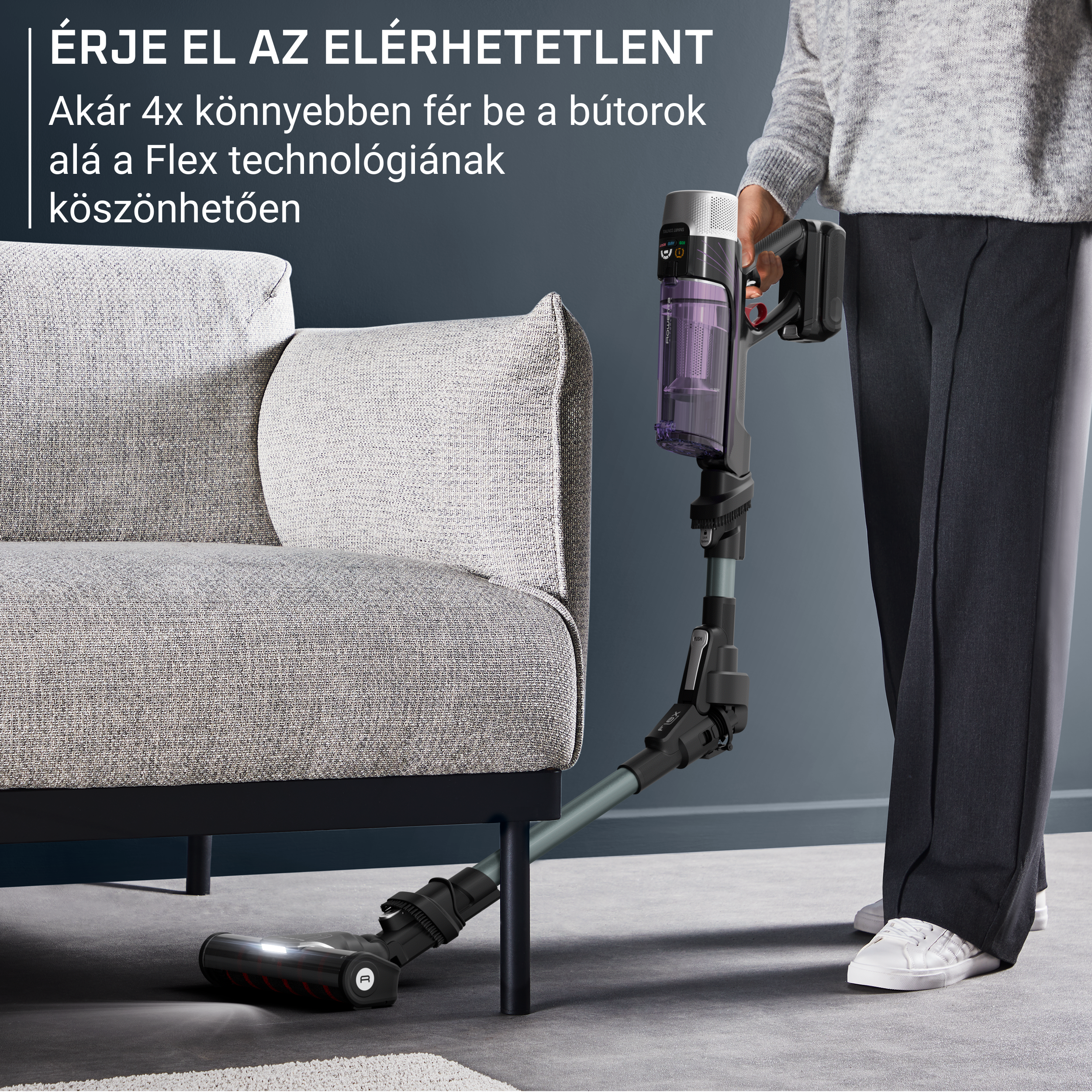 Személy porszívót használ flexibilis nyakkal, kanapé közelében.