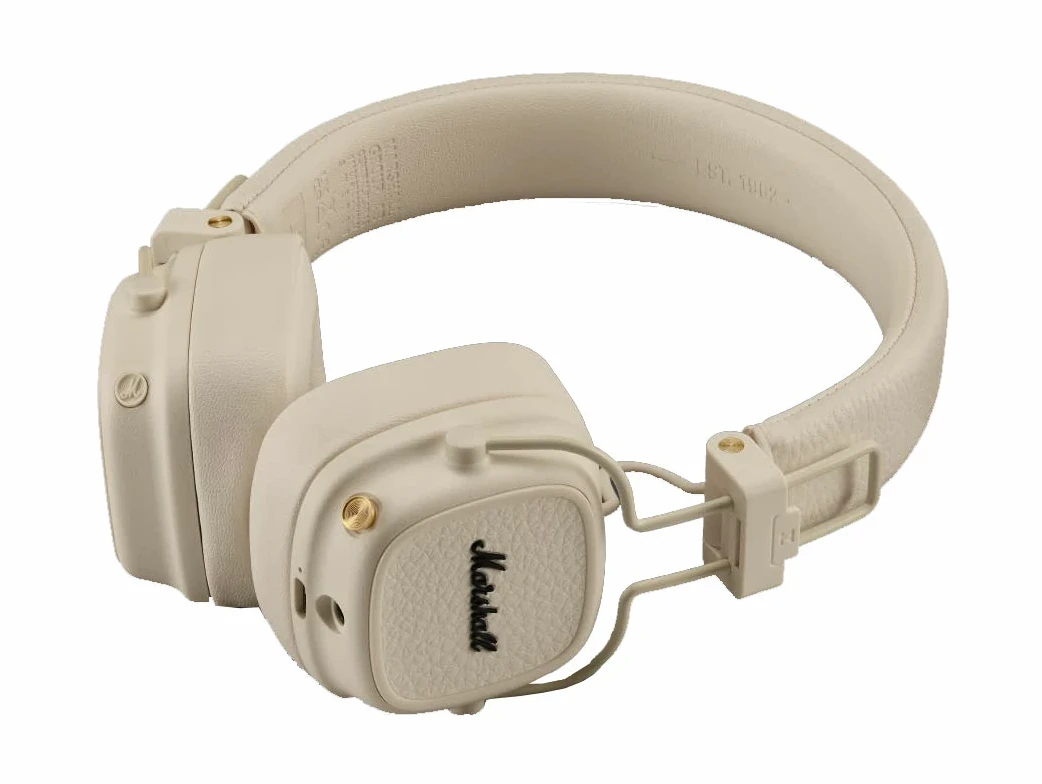 Kremowe słuchawki Marshall. Pałąk i nauszniki są w kolorze jasnobeżowym. Słowo Marshall jest na nauszniku. Złote detale.