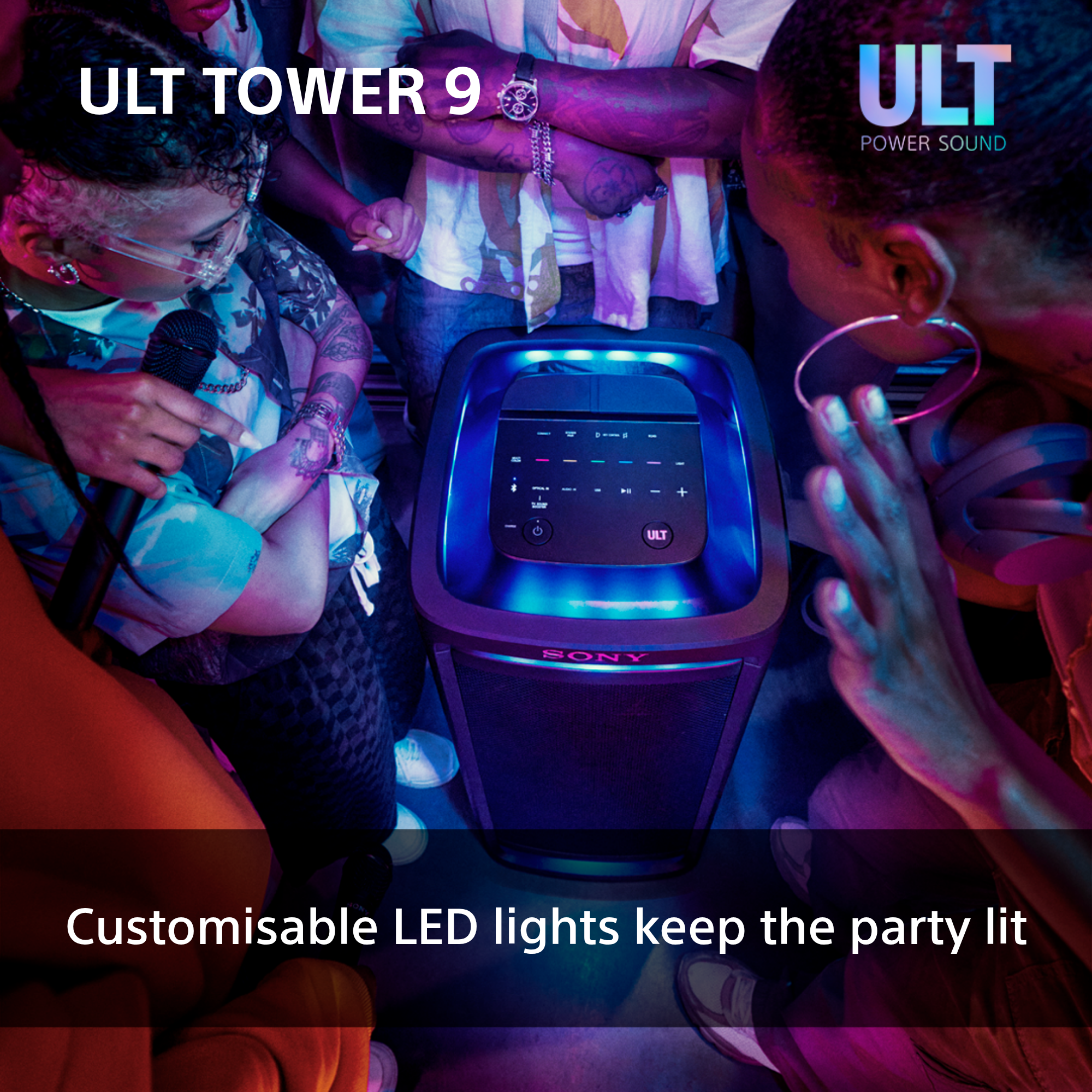 Persone intorno a un altoparlante con luci a LED.