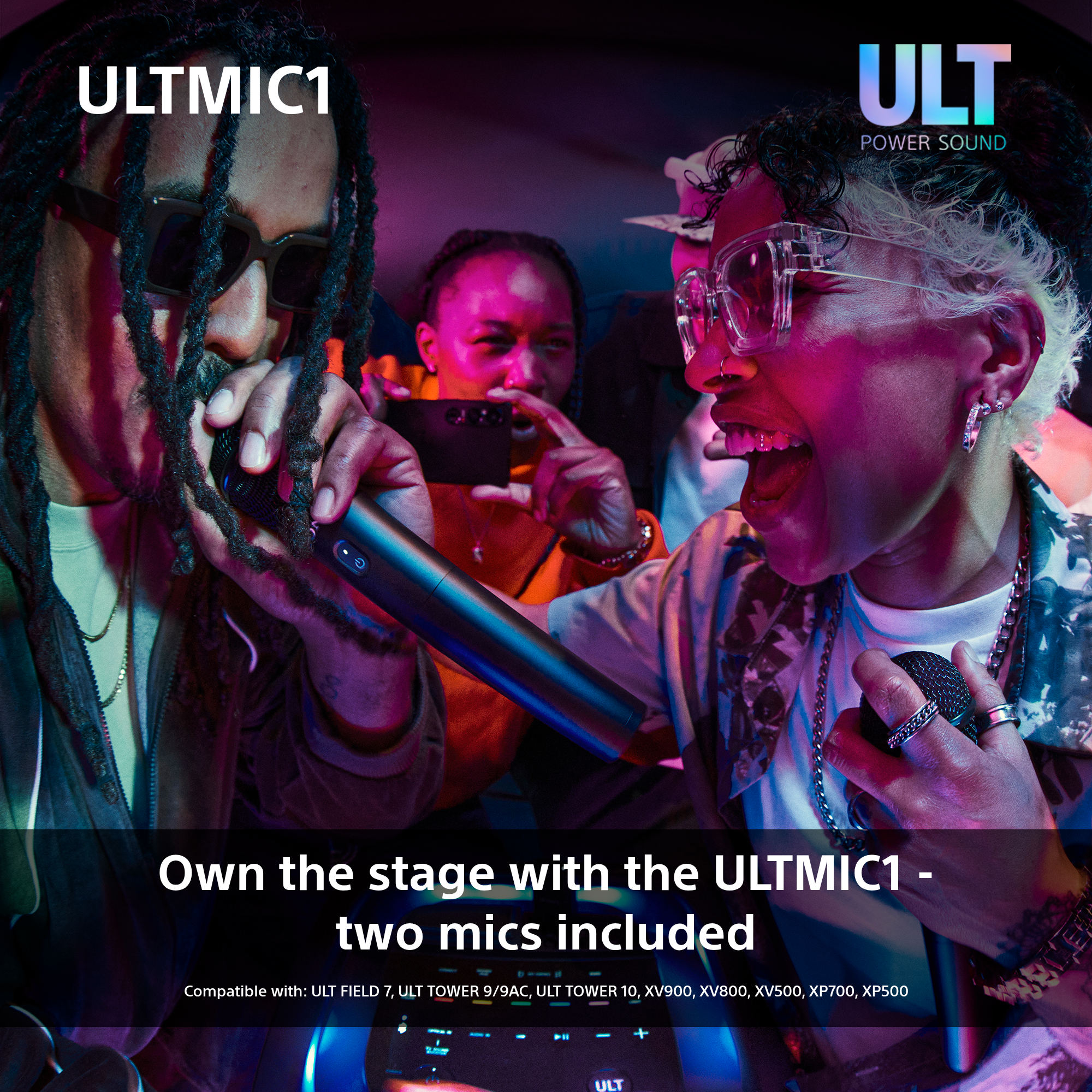 Menschen singen in Mikrofone, Sony-Lautsprecher sichtbar. Text: 'Own the stage'.