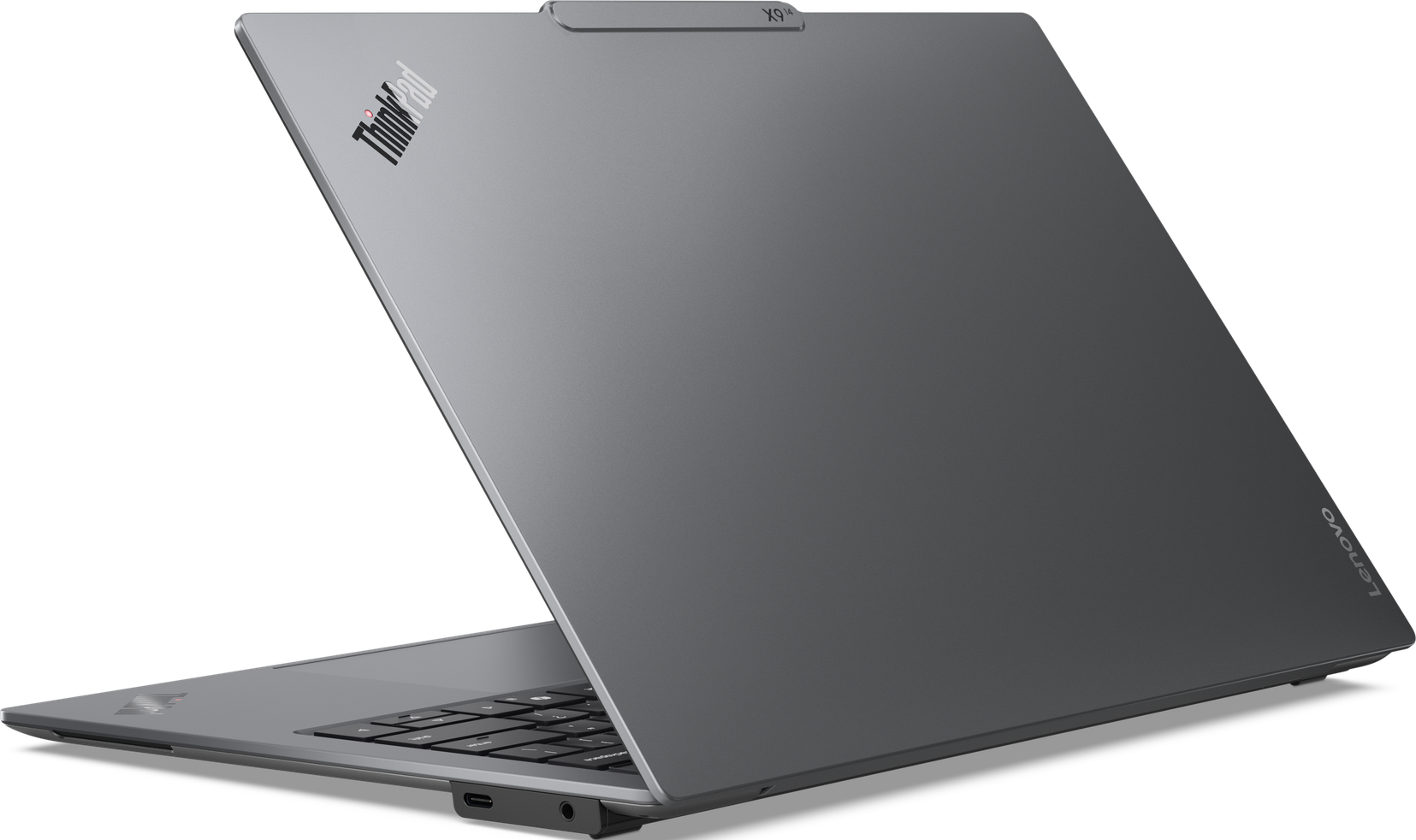 Laptop mit Logo auf dem Deckel, geöffnet zur Tastatur.