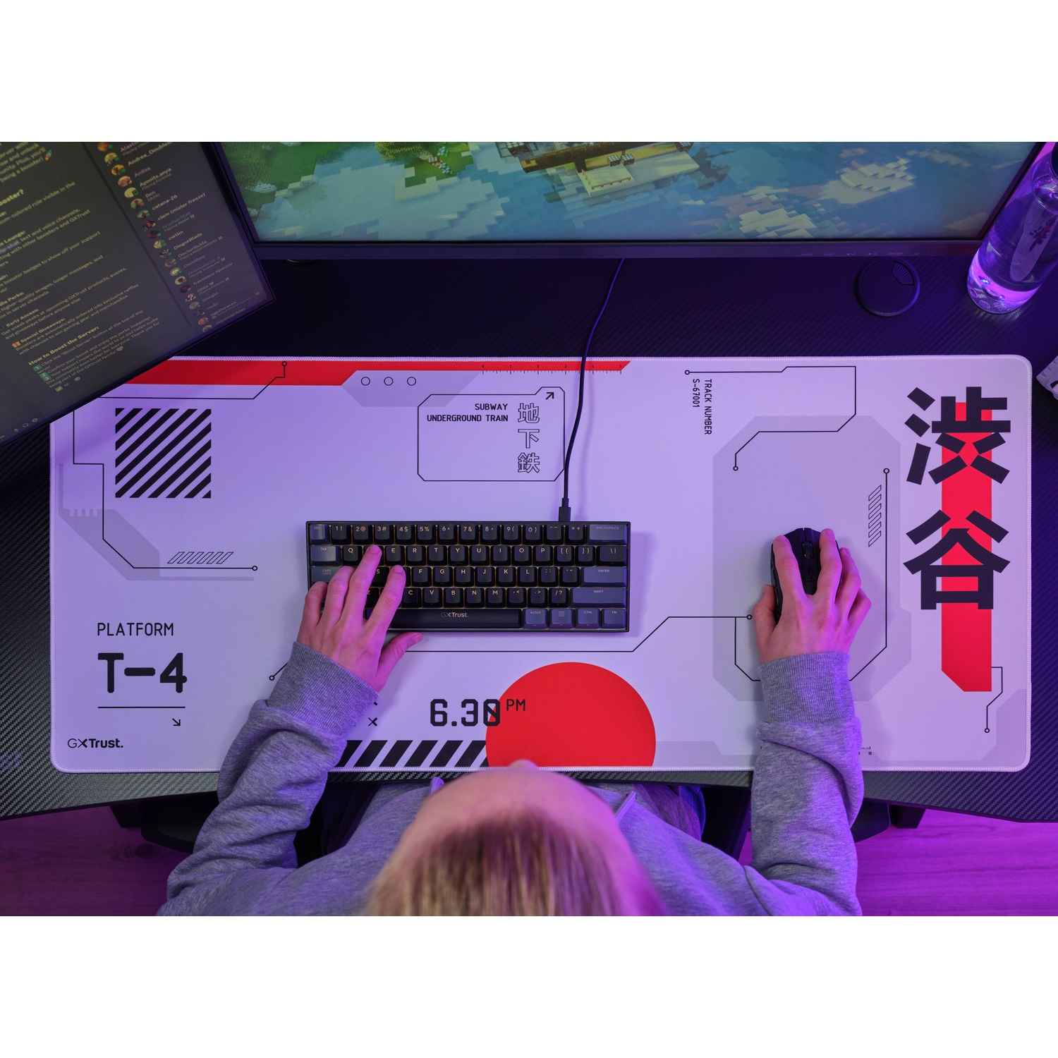Una persona usa tastiera e mouse, con monitor su una scrivania.