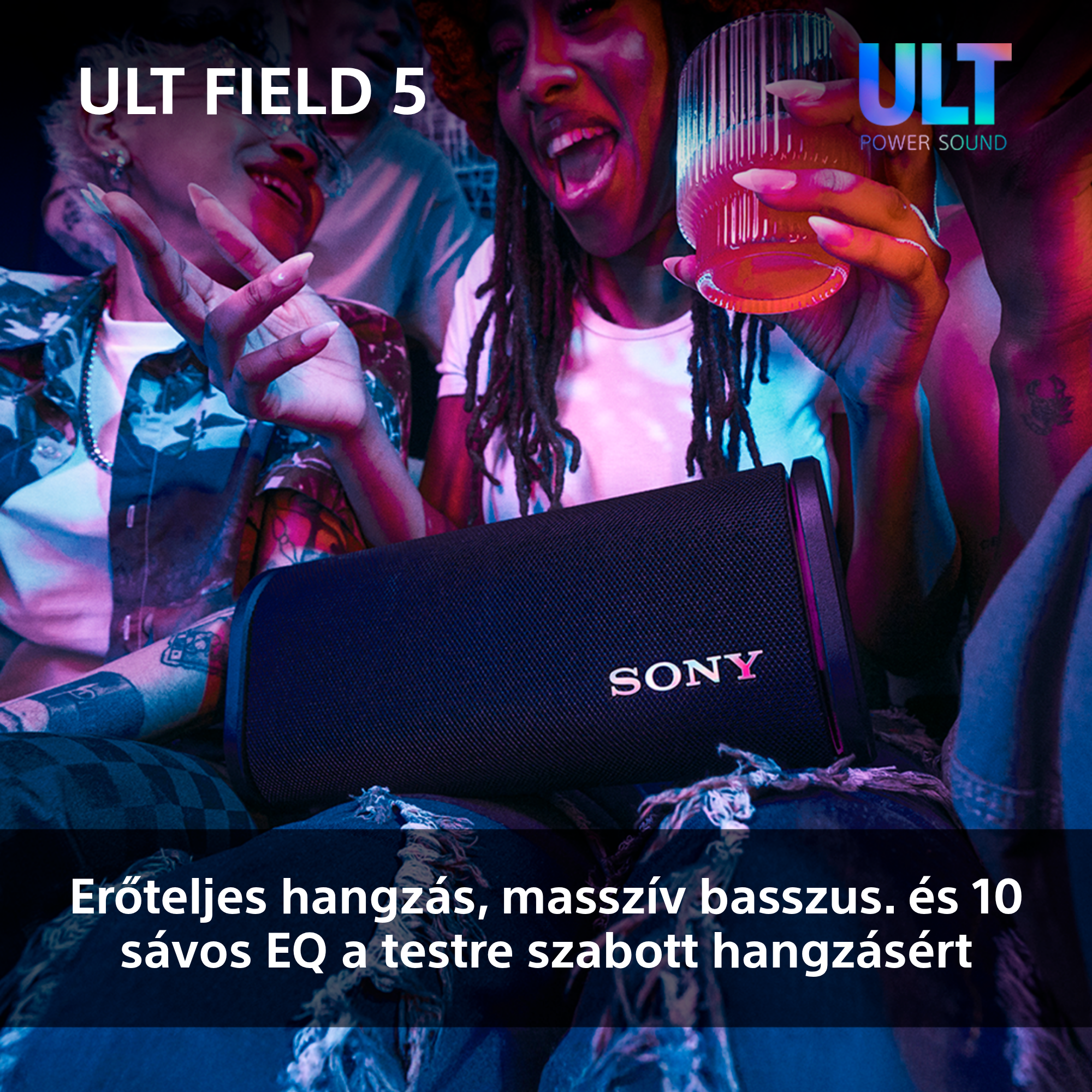 Emberek élvezik a zenét egy fekete Sony hangszóróval. Szöveg: 'Erőteljes hangzás'.