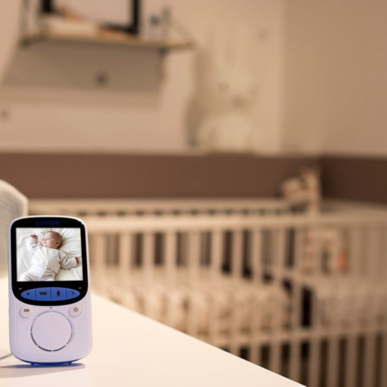 Babyfoon die een baby in een wieg toont.