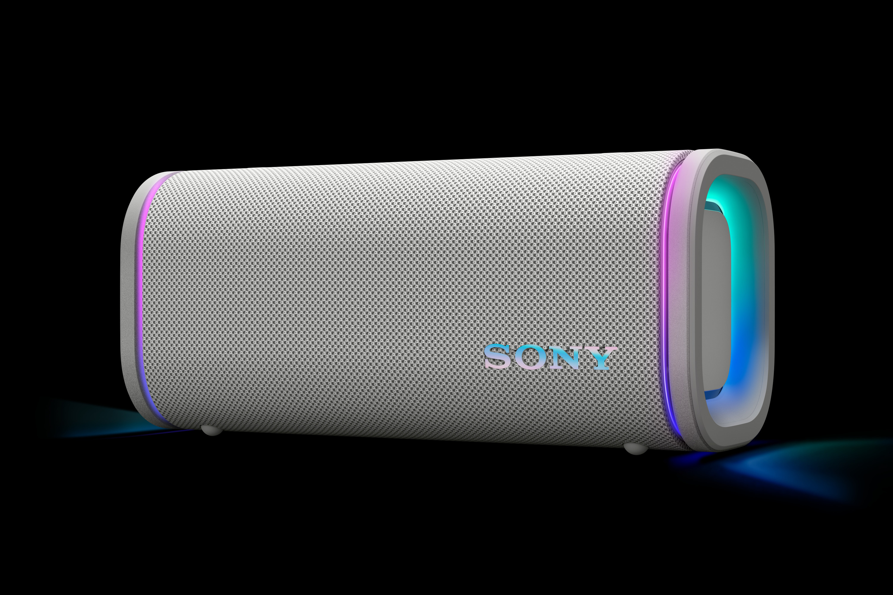 Fehér Sony hangszóró kék és lila fényekkel. Fekete háttér.