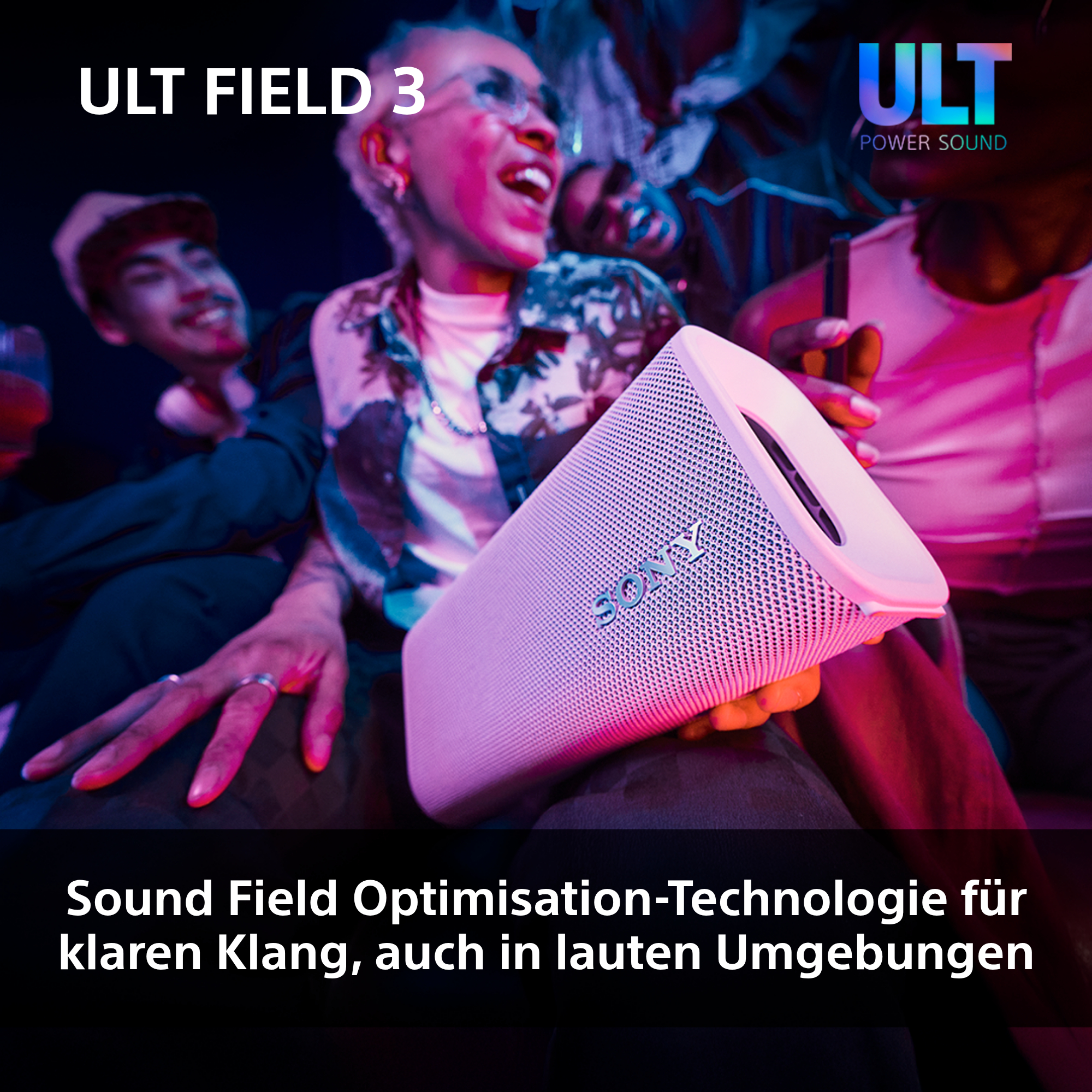 Personen halten einen rosa Sony-Lautsprecher, lächeln und lachen.