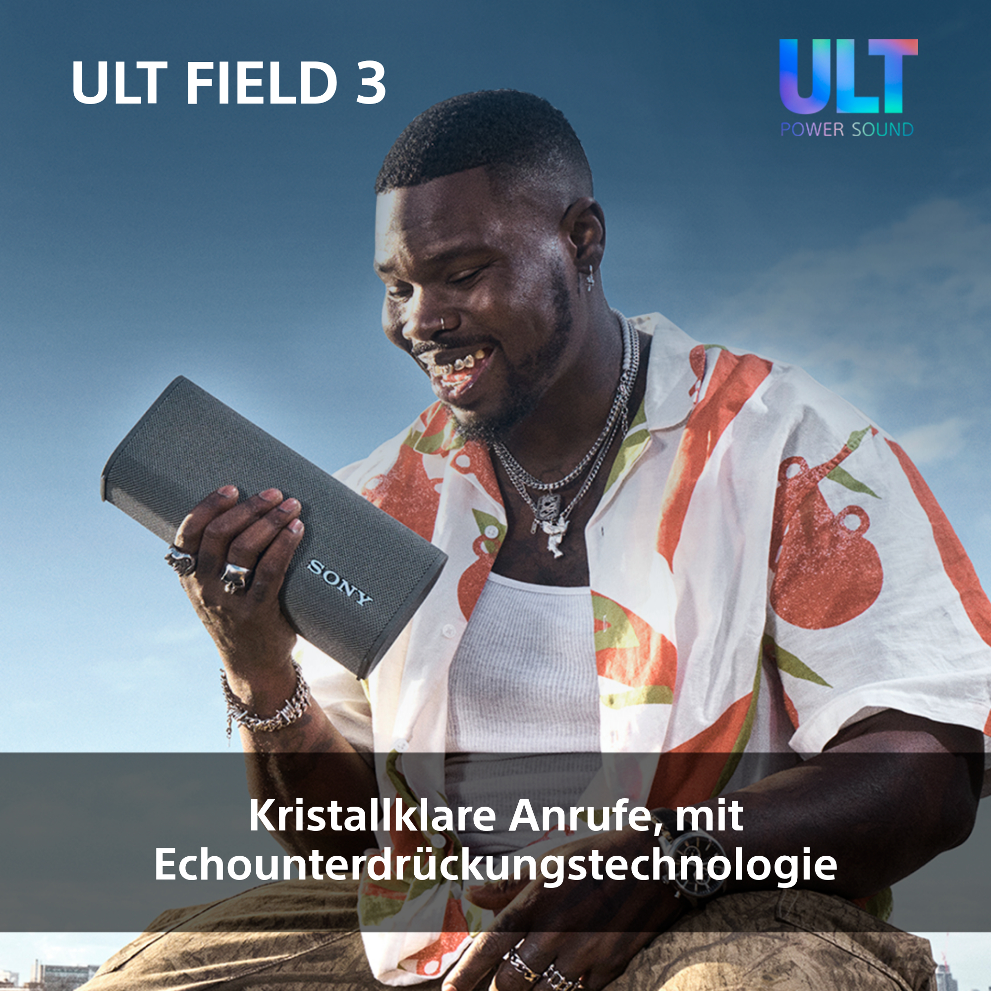 Mann lächelt, hält grauen Sony-Lautsprecher. Text: 'ULT FIELD 3' und 'Kristallklare Anrufe'